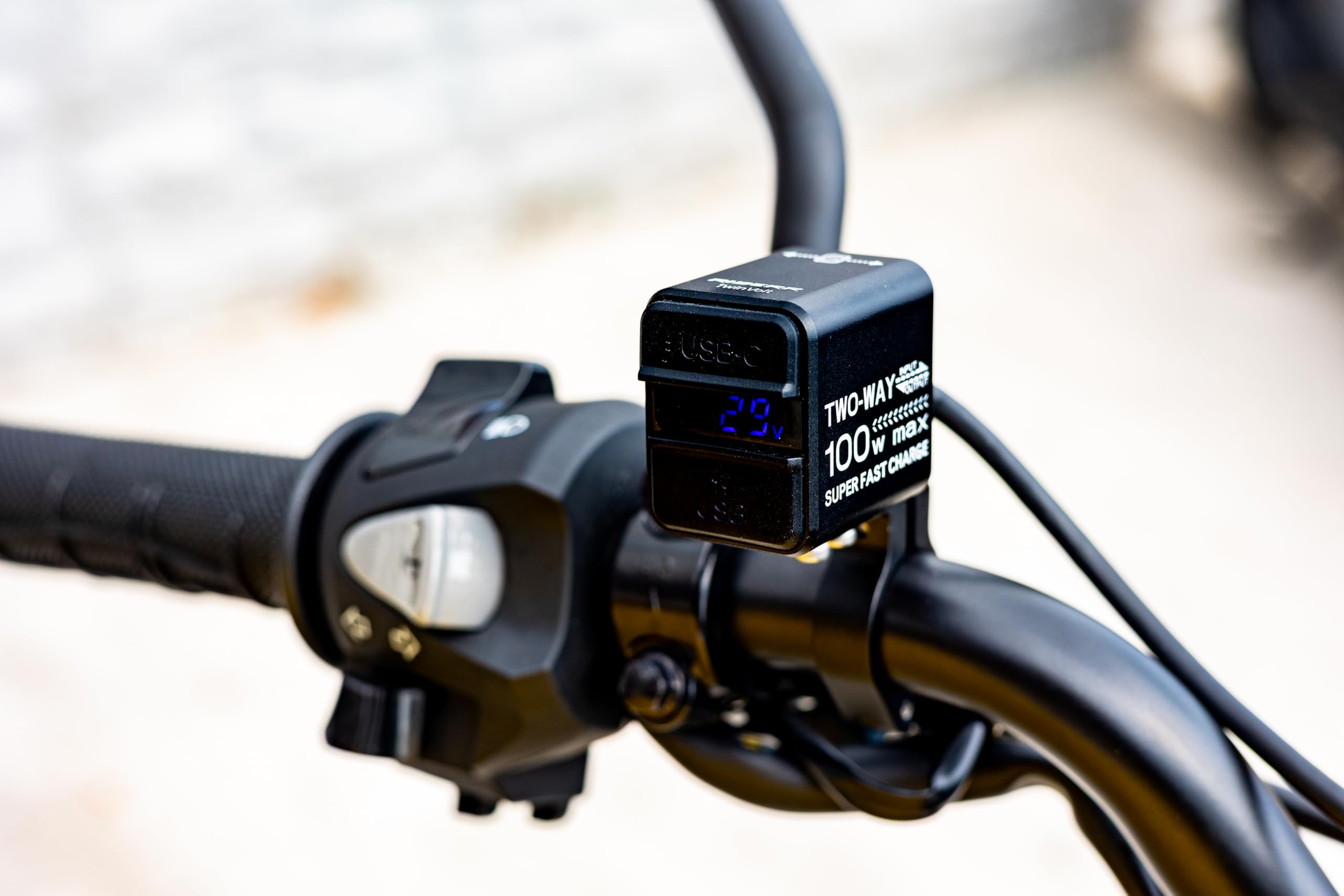 RIDERR Chargeur TwinVolt 2 voies, chargez votre téléphone tout en conservant la batterie de votre moto, deux ports USB-C et USB-A, charge ultra rapide de 100 W, étanchéité IP66,