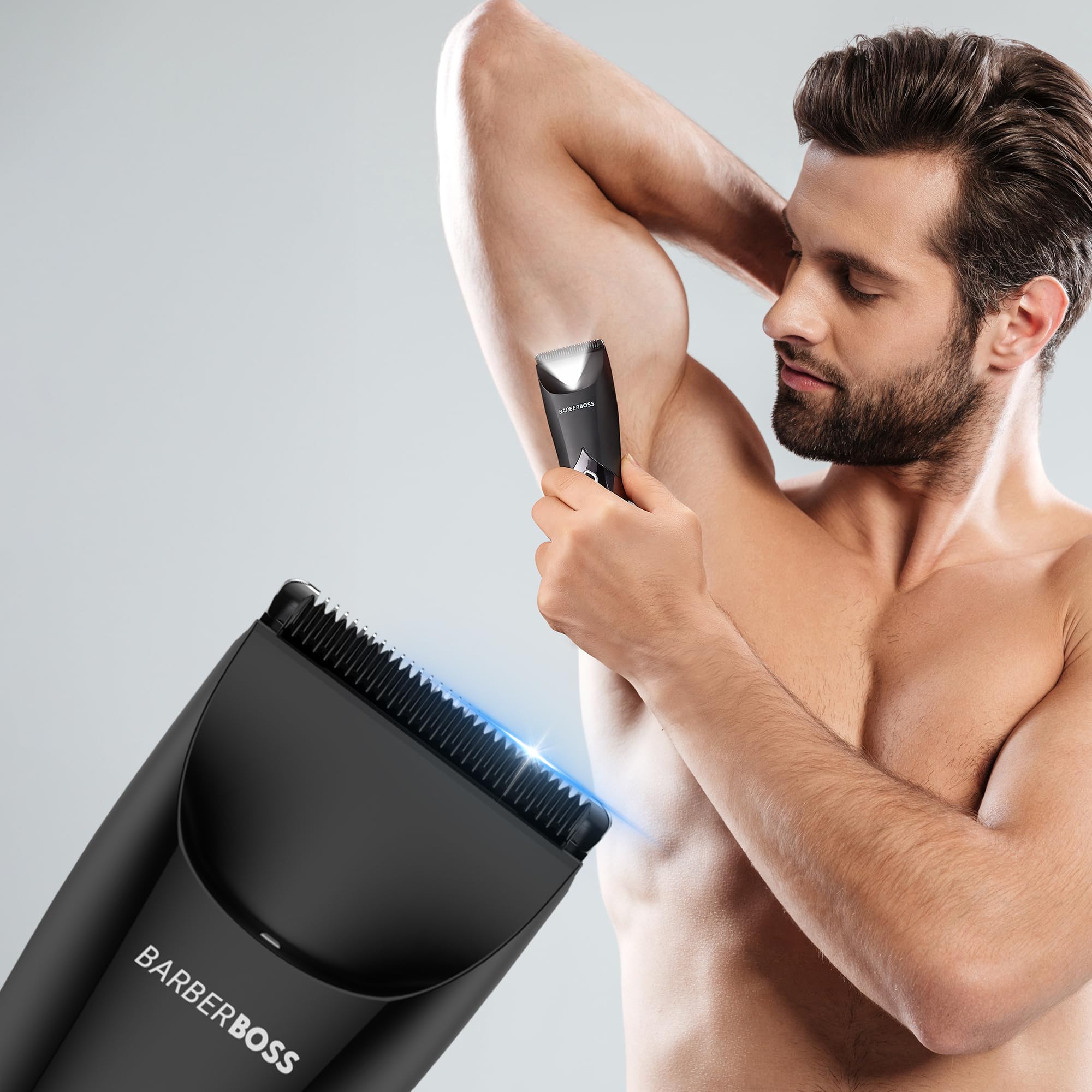 BarberBoss Regolabarba Uomo, Rasoio Elettrico Wet/Dry per Petto, Inguine e Intimo, Design Impermeabile con Doppia Velocità, Blocco da Viaggio e Base di Ricarica