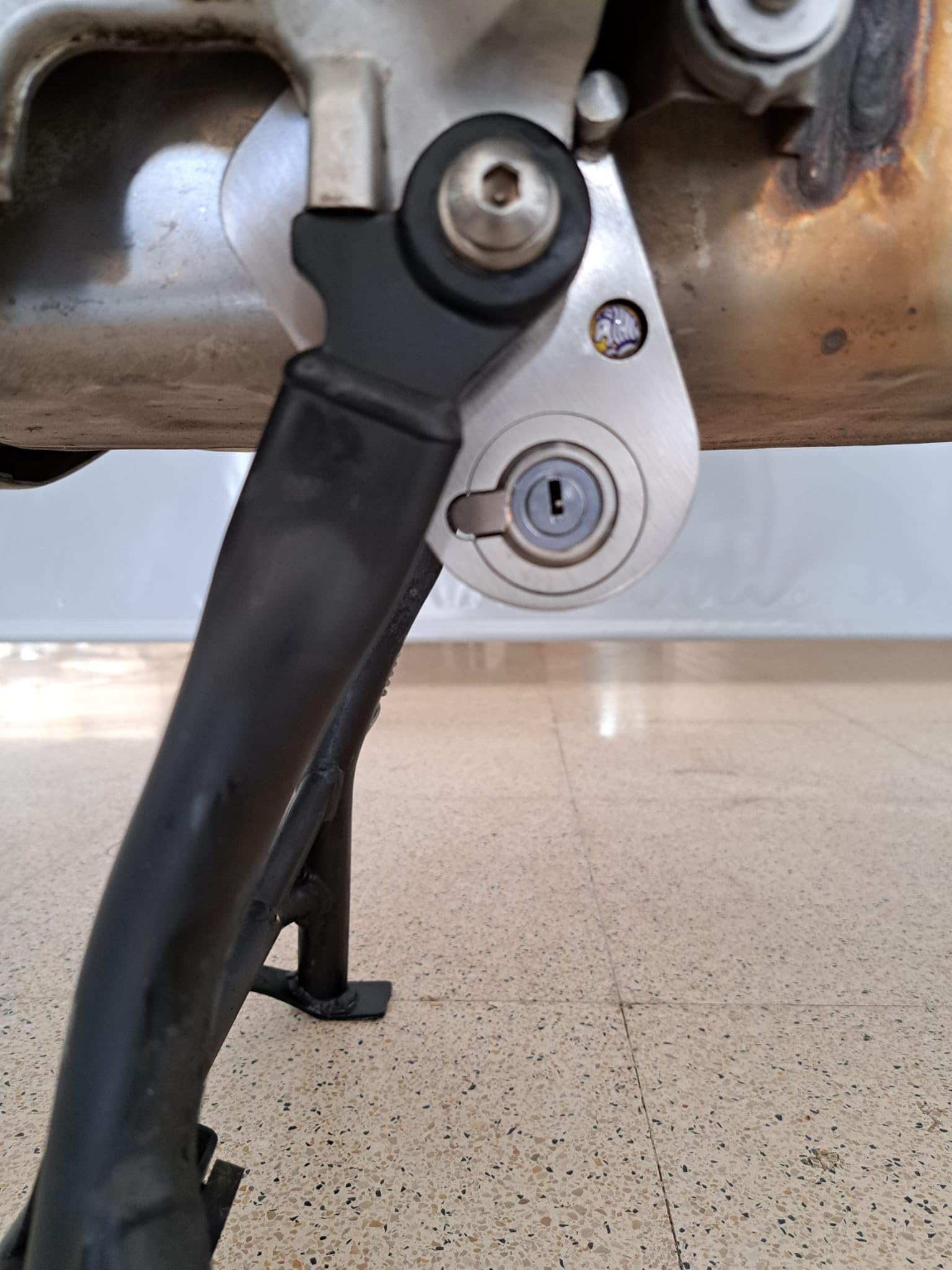 BLOCK BRAKE - ANTIFURTO MECCANICO BLOCCA CAVALLETTO CENTRALE PER MOTO DUCATI MULTISTRADA V4 IN ACCIAIO INOX CON CHIAVE CODIFICATA.