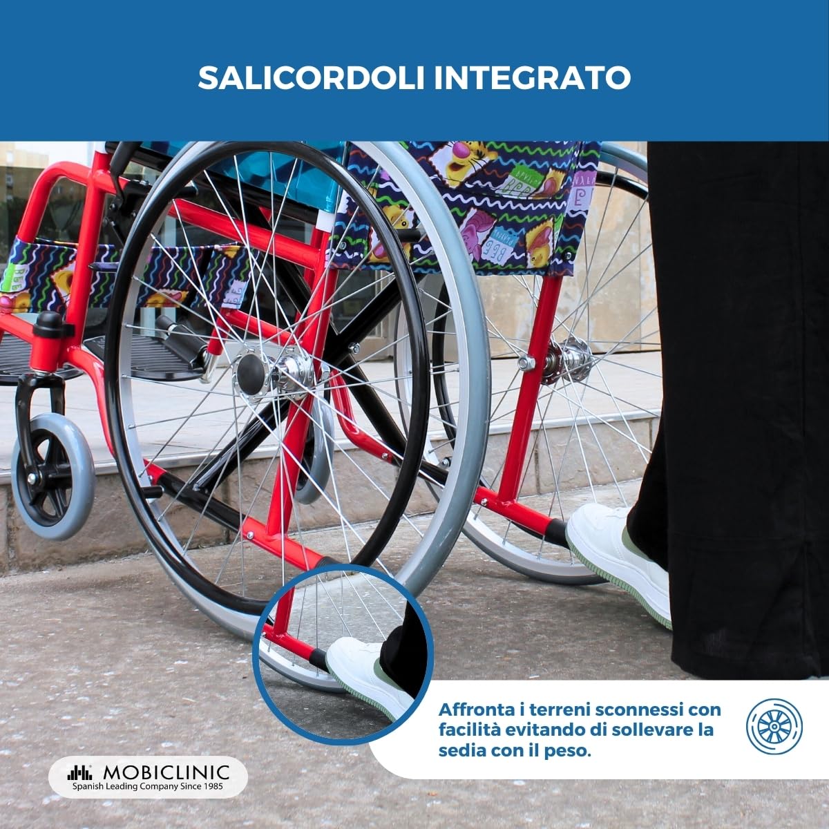 Mobiclinic, Carrozzina per bambini, Teatro, Etichetta europea, Pieghevole, Marchio ce, Accessibile ai disabili, Freno sulle maniglie, Poggiapiedi e braccioli fissi, Rivestimento rosso con stampe