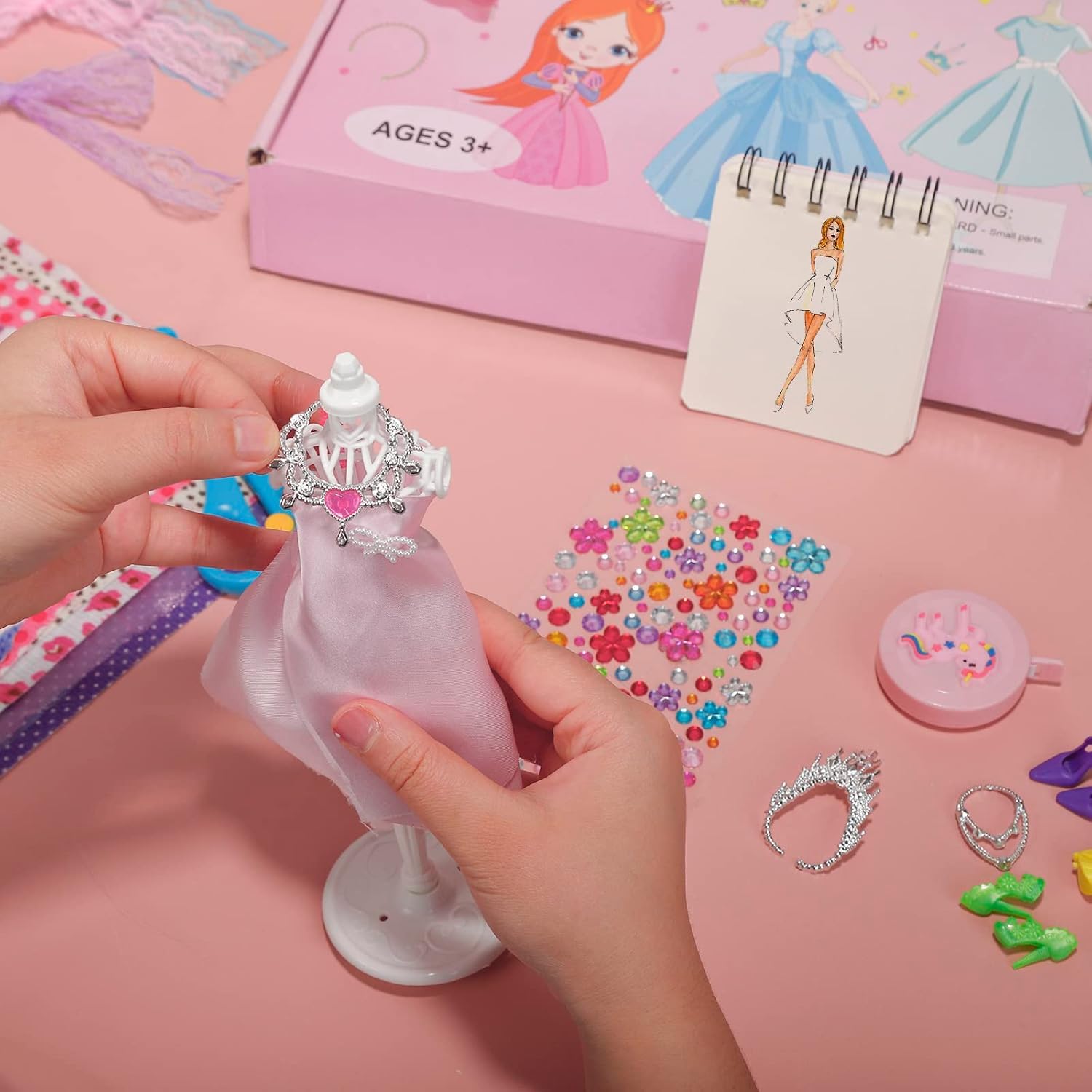 YOCOLE 1000+ Fashion Design Kit, Création de Mode Couture Enfants avec 5 Mannequins, Loisirs Créatifs Activites Manuelles avec Carnet de Croquis, Cadeau D'anniversaire Fille 6 7 8 9 10 11 12 Ans