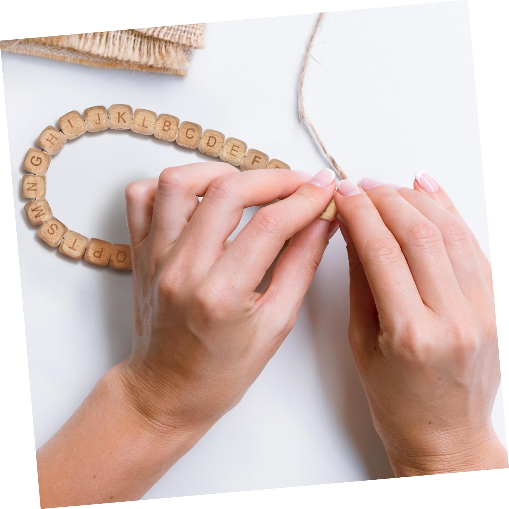 SEWACC 260stücke Runde Buchstabenperlen aus Holz Lose Holzperlen mit Alphabetbuchstaben für Schmuck-bastelarbeiten Halsketten und Armbänder
