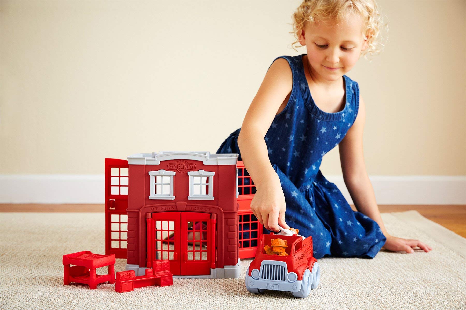 Green Toys 8601156, Spiel-Set Feuerwache mit Feuerwehrauto und 2 Figuren, für Kinder ab 24 Monaten, 8-teilig