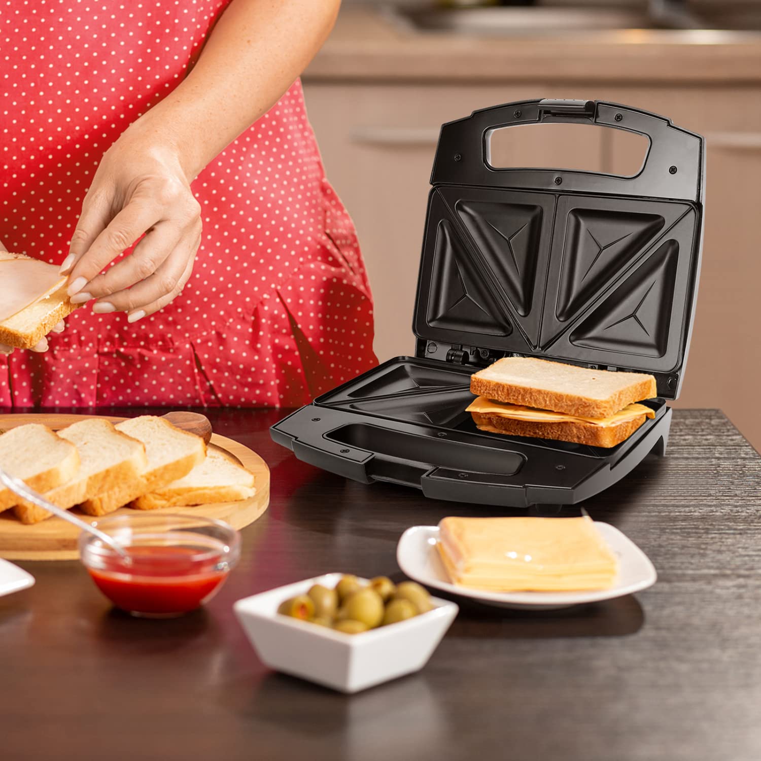 Aigostar Sandwich Toaster Toastie Maker, 2 Slice Panini Press with Easy Clean NonStick Plates