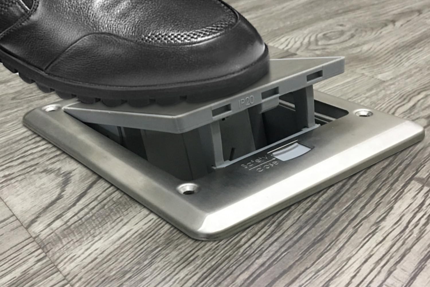Bodeneinbausteckdose,1 Stecker und 1 USB-Anschluss eingebaut, mit Indikator-Design, quadratische Edelstahlplatte, IP65 Wasser- und staubdicht, IK10 Schlagfestigkeit
