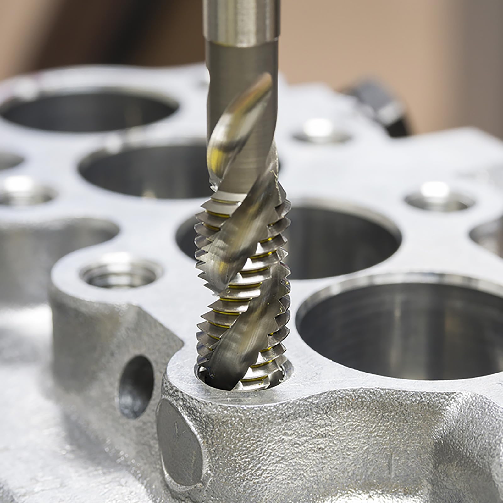 QUARKZMAN 8pcs Métrique Spirale Flûte Filetage Taps, M4 x 0,7 H2 Vis Filetage Robinet, Nitrure Revêtement 6542 Élevé Vitesse Acier Machine Tapotement Outils pour Machiniste Réparation