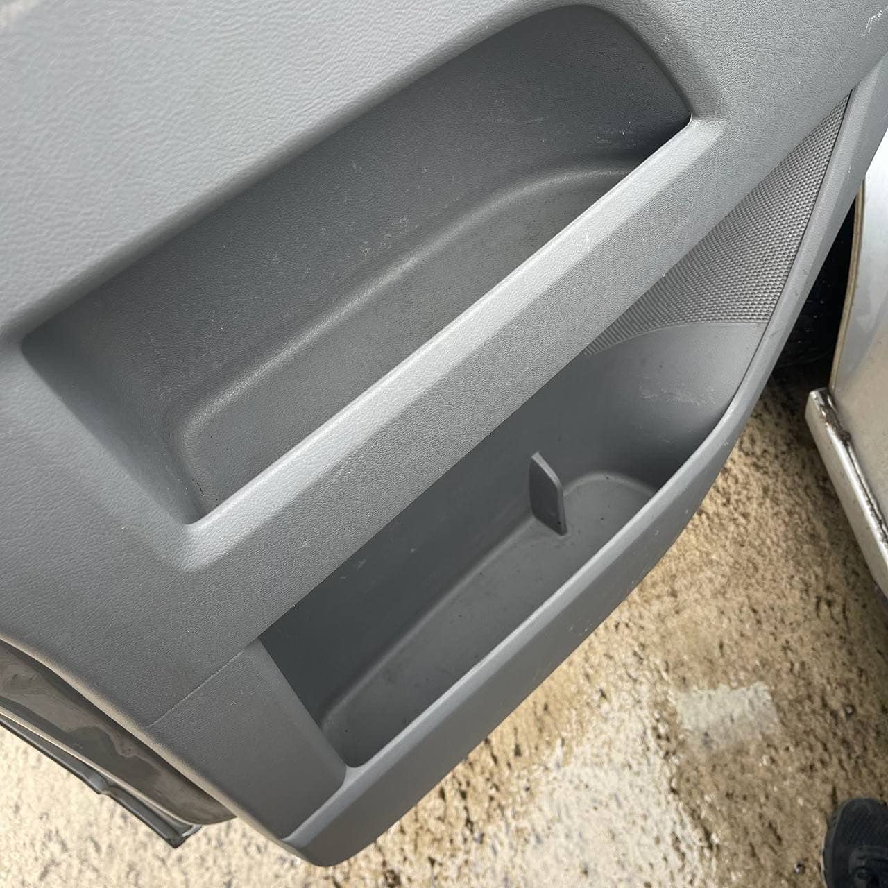 VAN-X kompatybilne z VW T5, T5.1 wkładki do kieszeni drzwi, guma, wkładka do drzwi (jasnoszara), podwójny pasażer + stylizacja wnętrza kierowcy