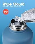 Bouteille d'eau demi Gallon isolée avec paille & 3 Les petits, Coolflask 64 oz Jug d'eau Large en acier inoxydable métallique large bouche pour le sport, gym ou bureau, sans BPA garder froid 48H Chaud 24H, Magique Noir