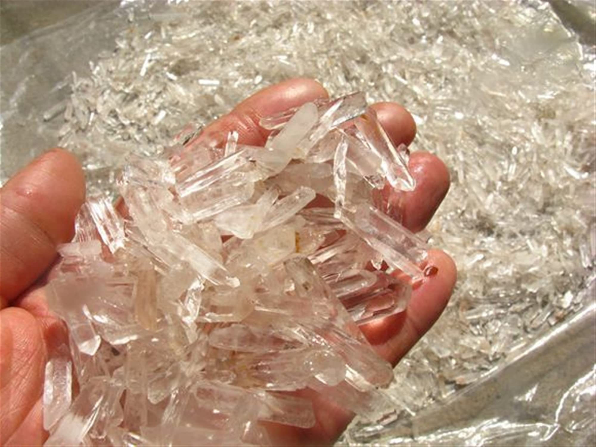 Cristal de quartz brut naturel de 1000g en petites pièces minces