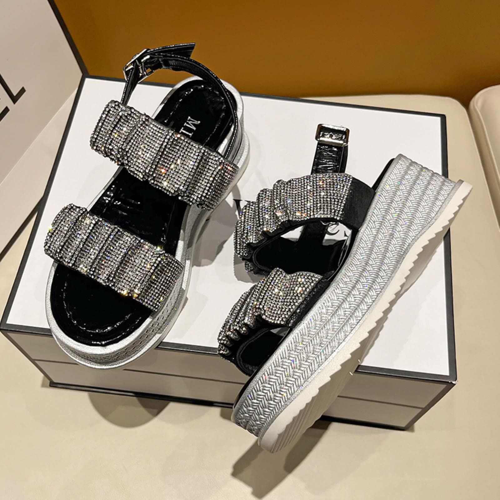 Sandalias de mujer Nuevas sandalias de lujo de verano con hebilla de cinturón de diamantes de imitación semi zapatillas de suela gruesa Muffin inferior de moda sandalias externas