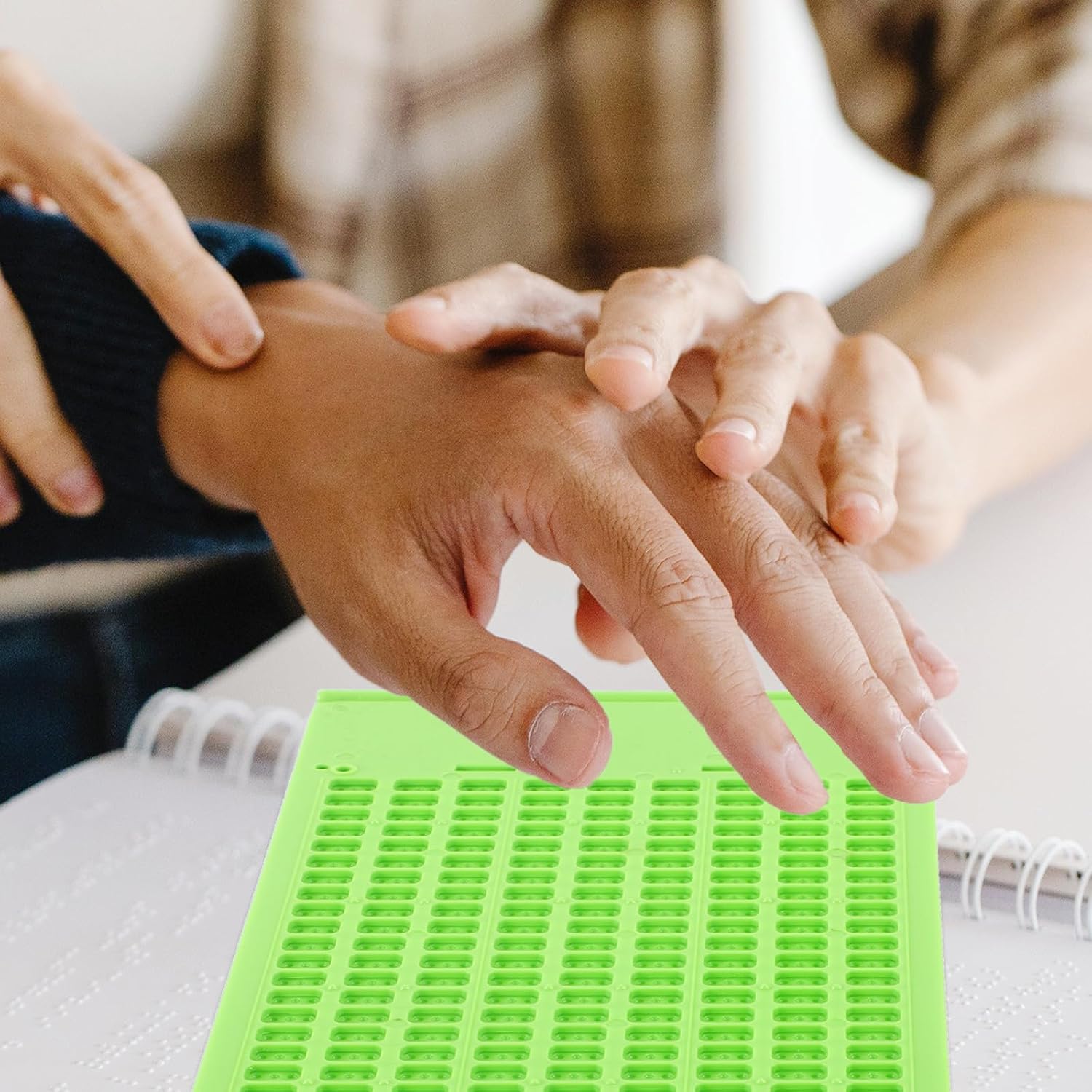 DECHOUS Braille Writing Plate for Blind with Stylus Kit Plastic Braille Fingerboard with 28 Cells Per Line Easy to Use for Visually Impaired Users