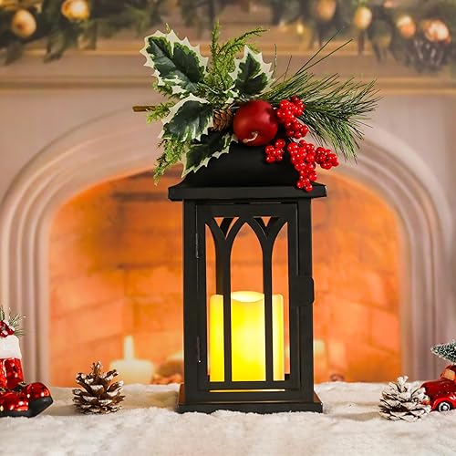 Vista 3 de Bdor Juego de 2 Faroles de Navidad – Farol Decorativo Negro para Velas de 15" de Alto con Acebo, Bayas y Vela LED Sin Llama – Mesa Navideña
