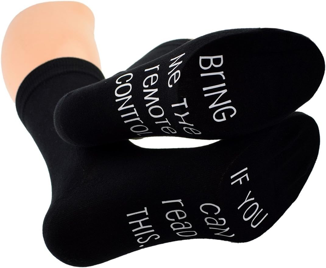 GIFTSEARCH Unisex Black Socks If you can read this.Pass me the remote (X6N769) (Men’s UK 5-12)