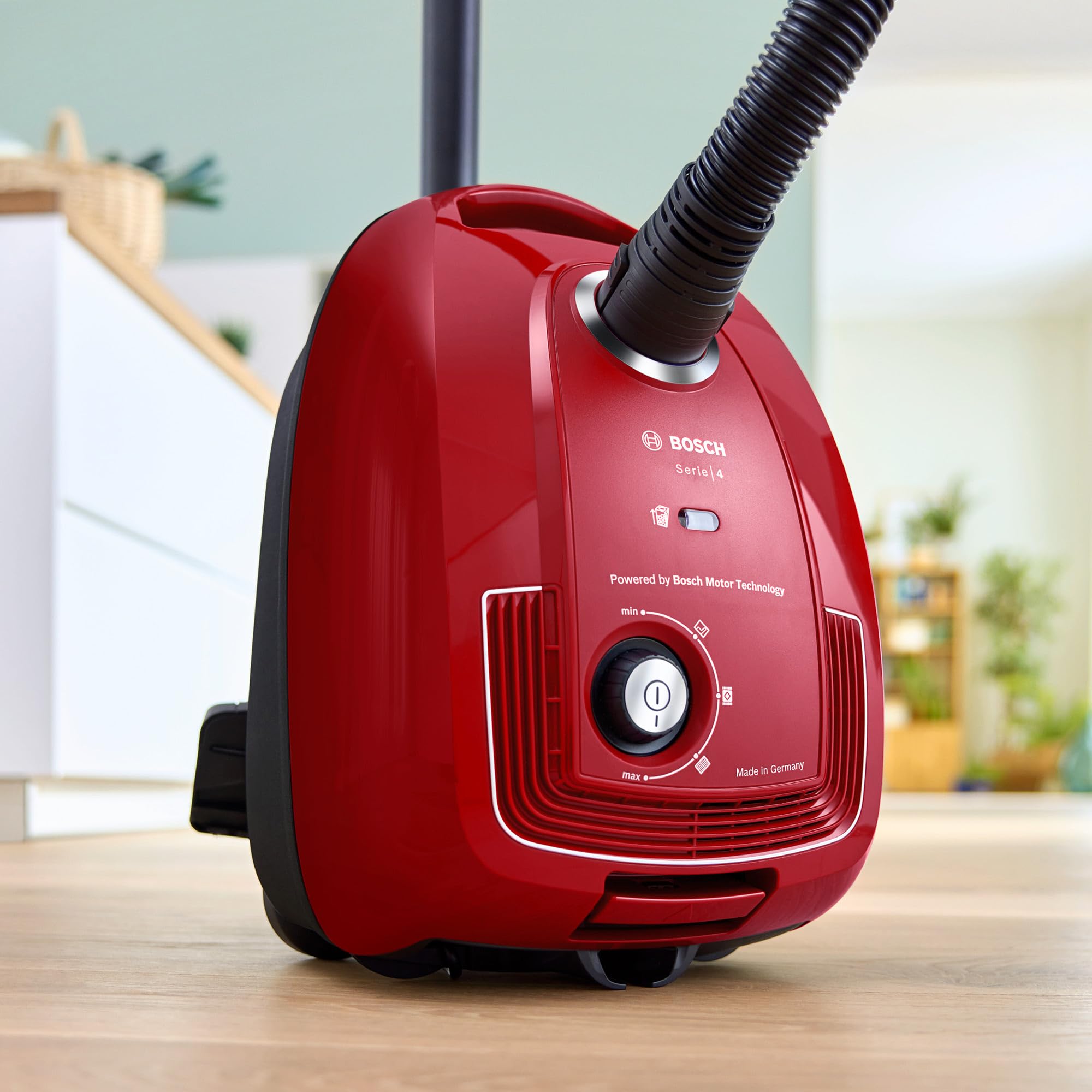 Bosch Serie 4, odkurzacz workowy, kompaktowy, lekki, worek na kurz XL 4 l, promień działania 10 m, higieniczny filtr PureAir, niemiecka jakość, BGB38RD2, czerwony