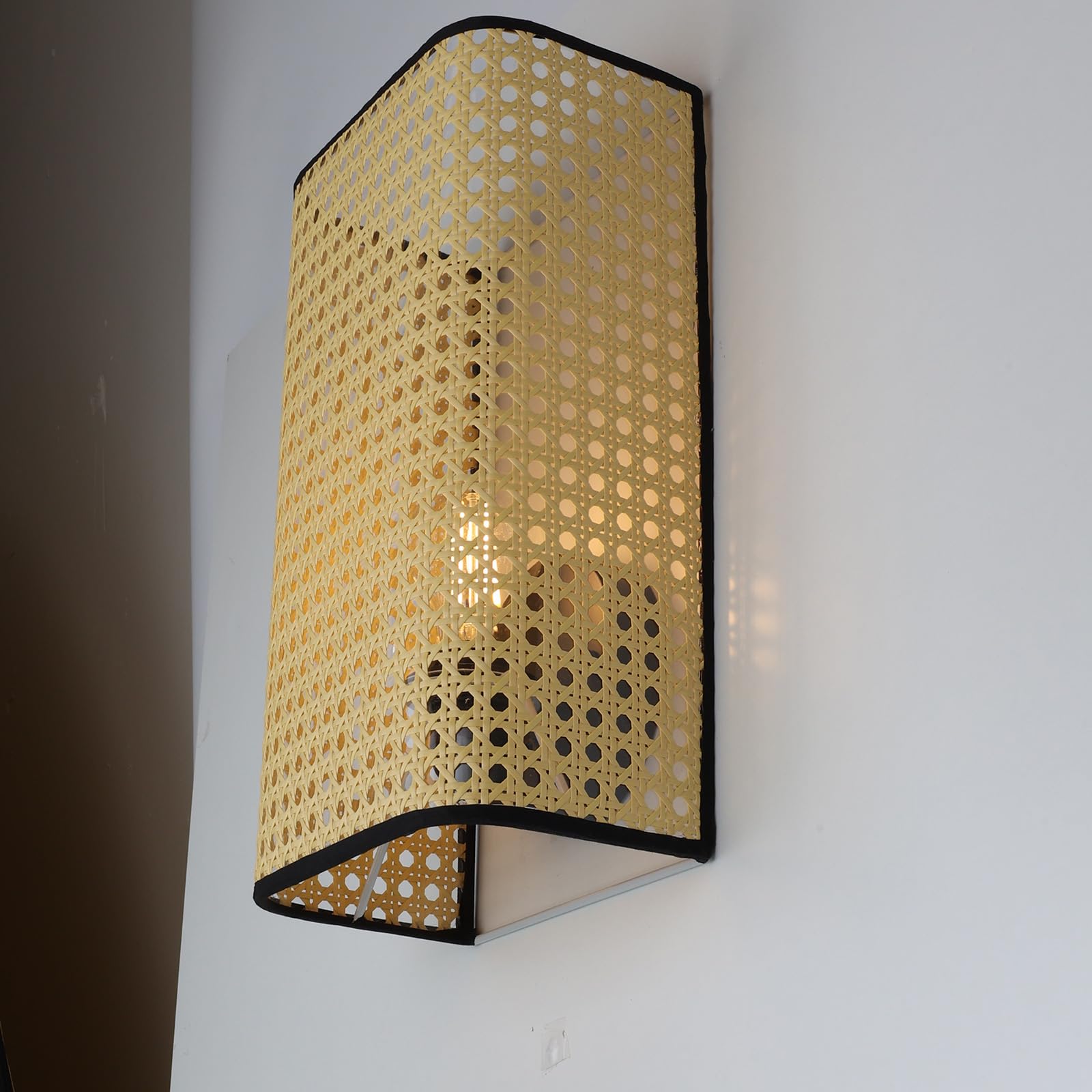 Alpinaluz Applique murale avec abat-jour rectangulaire en bambou et rotin, diffuseur acrylique, style moderne rustique, douille E27, lumière décorative pour chambre, salon et couloir