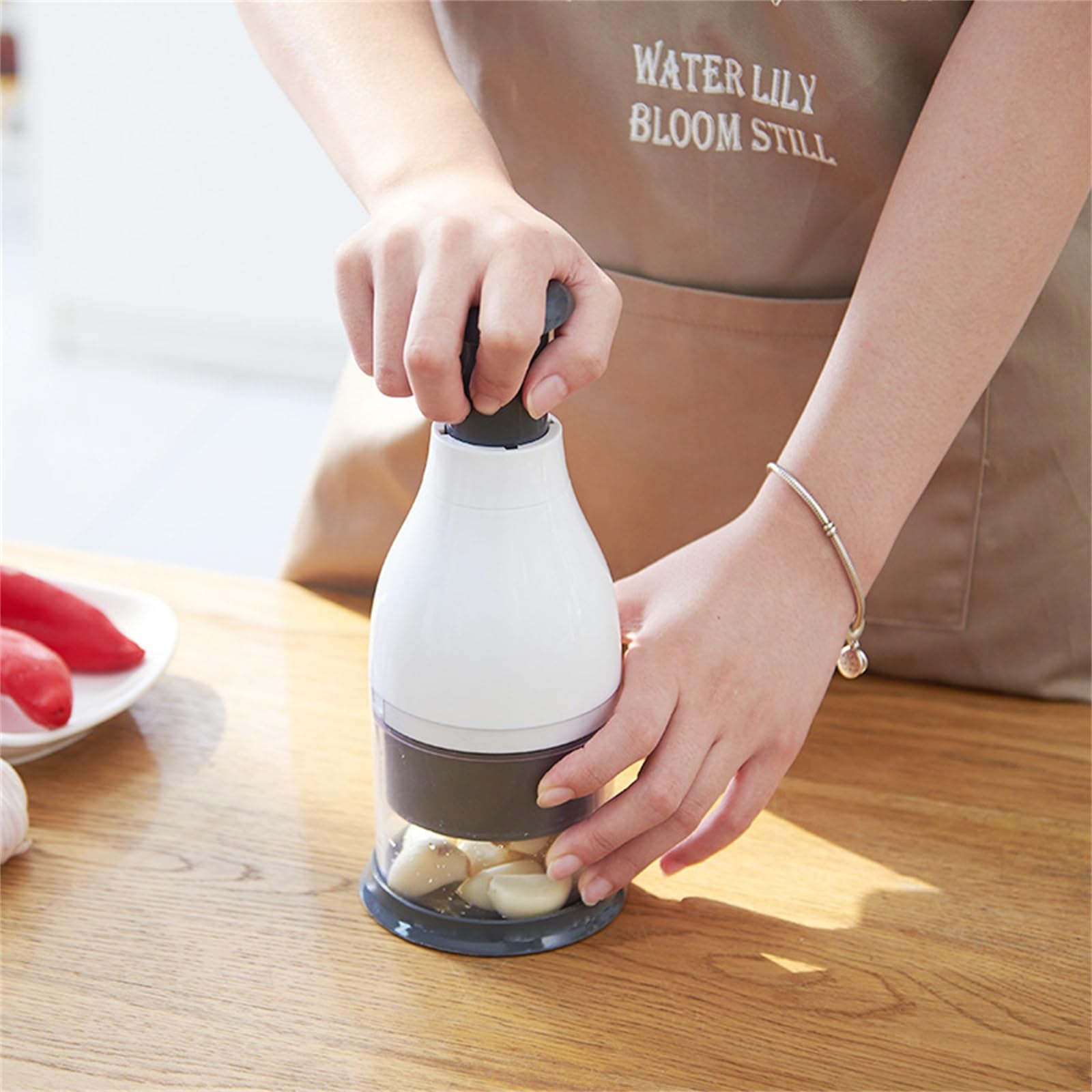 Manuelle Knoblauchpresse und Zwiebelhacker von ArinkO: Müheloses Zerkleinern und Hacken von Knoblauch in Ihrer Küche