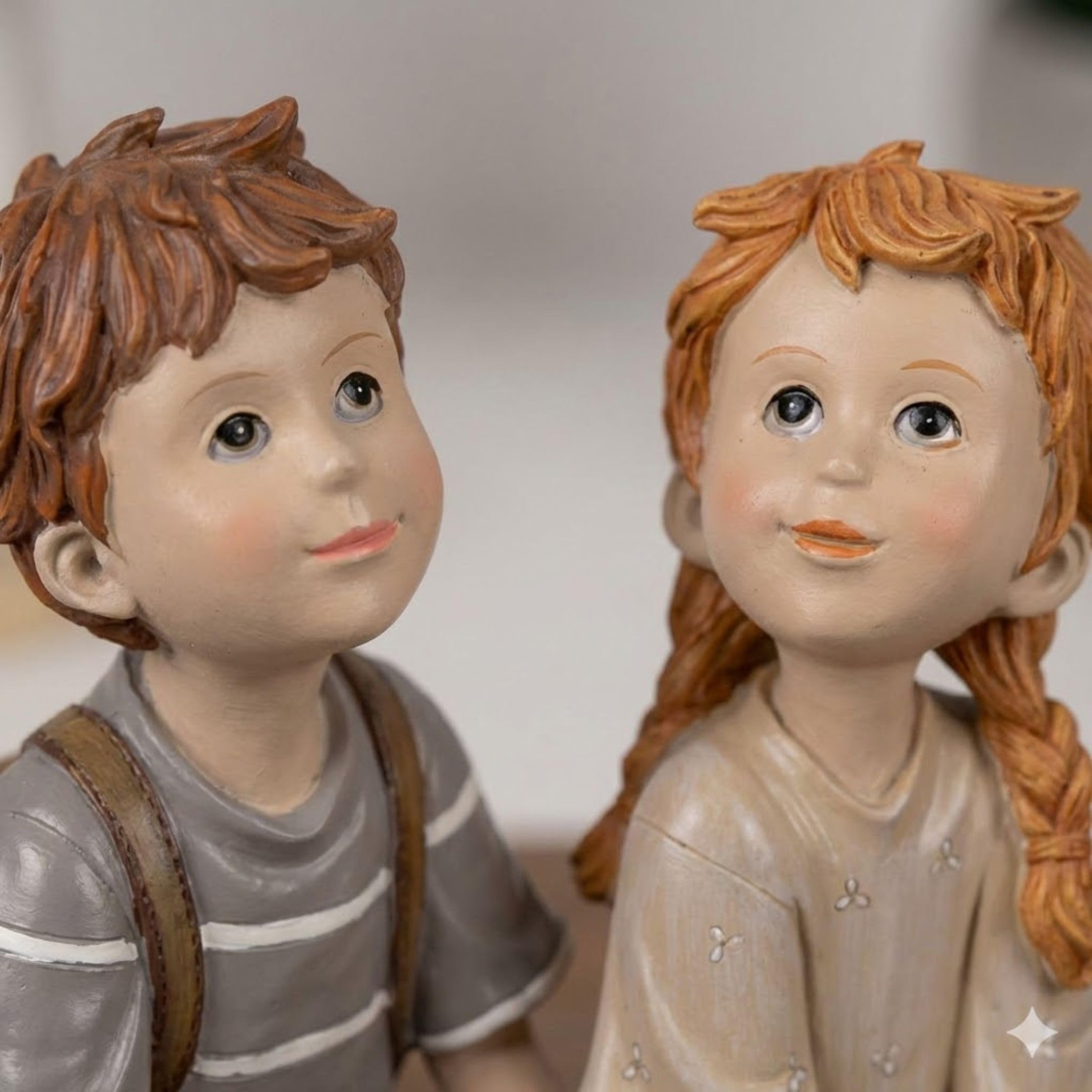 Storm's Gartenzaubereien 2er Set Dekofiguren Kinder sitzend Junge - Mädchen - Liebevolle Innendeko für Regal, Fensterbank - Vitrine - Nostalgische Geschwister Figuren aus Polyresin - Höhe bis 25cm