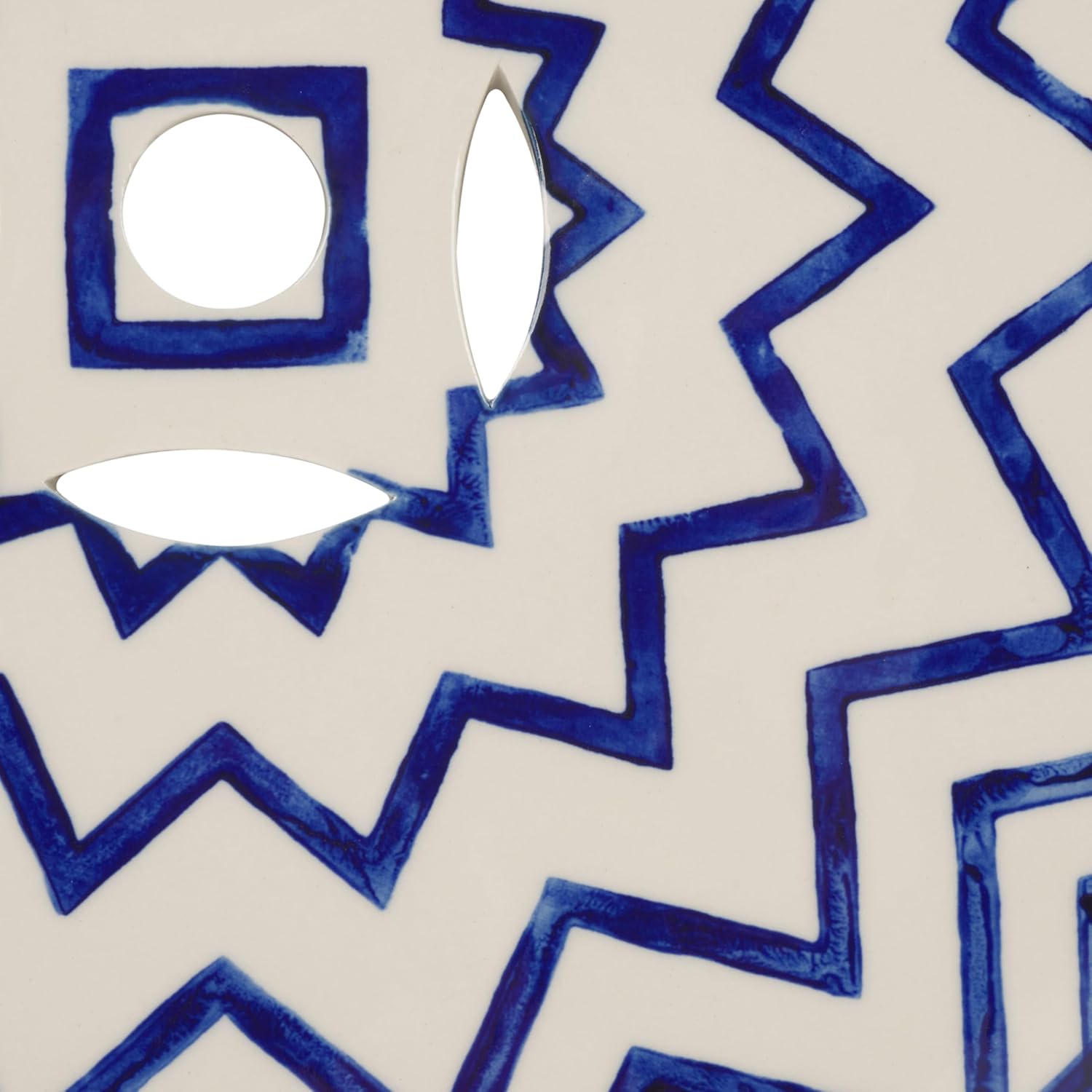 SAFAVIEH Home Collection – Salana 18-Inch Chevron Ceramic Garden Stool, White & Navy Decorative Accent Stool, Indoor/Outdoor Side Table, Plant Stand & Patio Decor (ACS4604B)