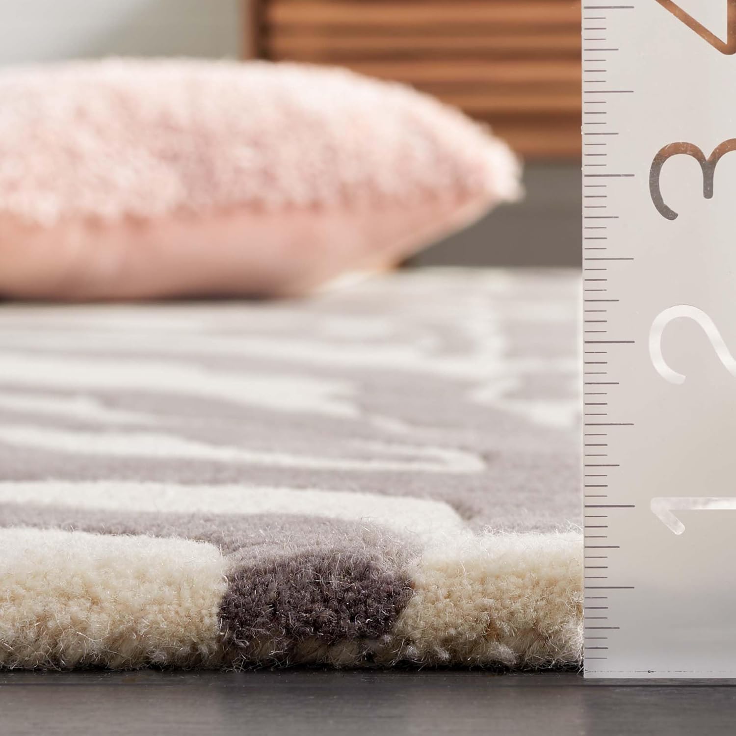 SAFAVIEH Soho Collection Area Rug - 5' x 8', Ivory & Grey, Handmade Wool, Ideal for High Traffic Areas in Living Room, Bedroom, Dining (SOH975F-5)