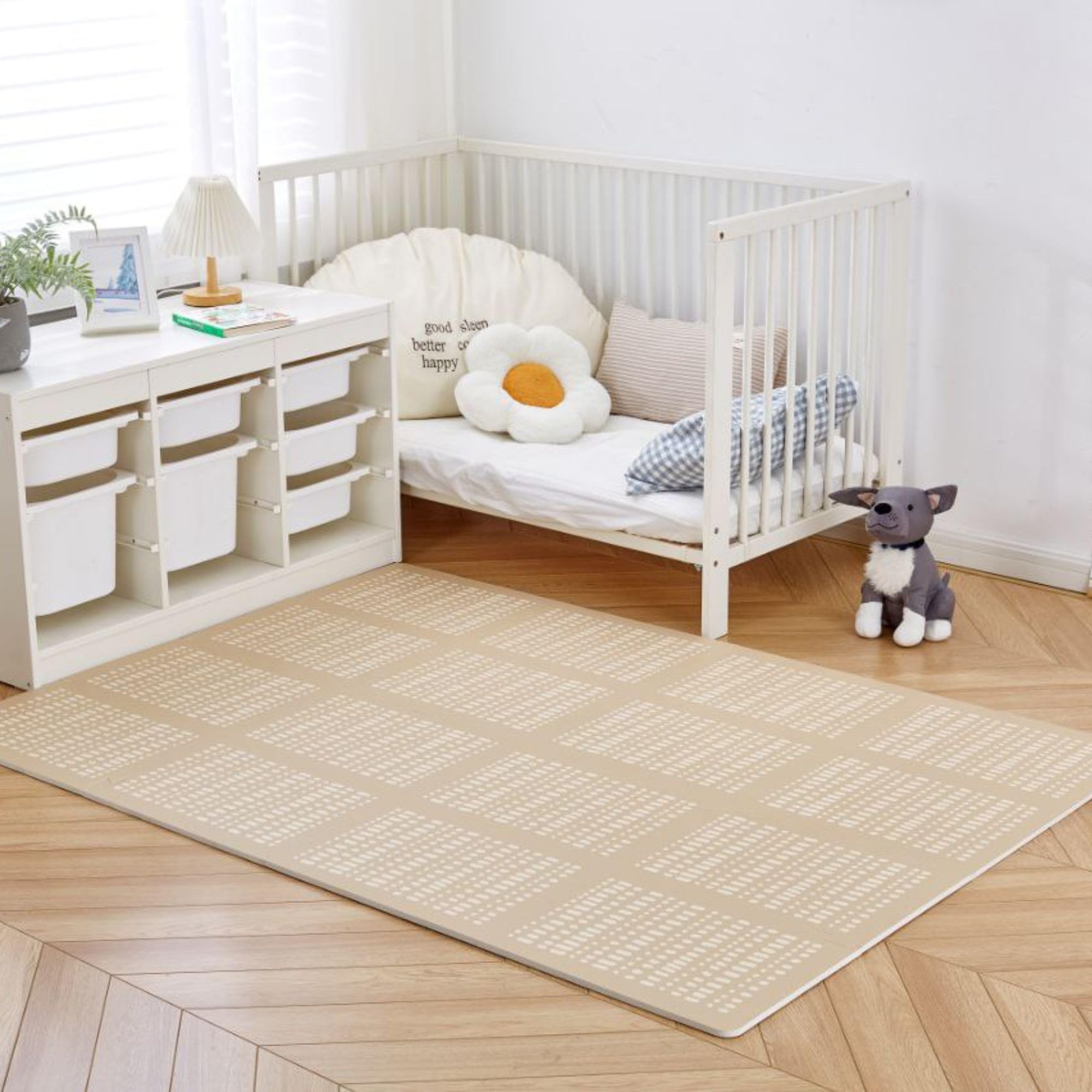 Elegancki dywan do puzzli dla niemowląt 1,7 x 1,2 m Hygge Sand - 16 płytek XL z krawędziami, gruby i miękki, bez szkodliwych substancji, bezwonny, łatwy w pielęgnacji, opakowanie bez plastiku.