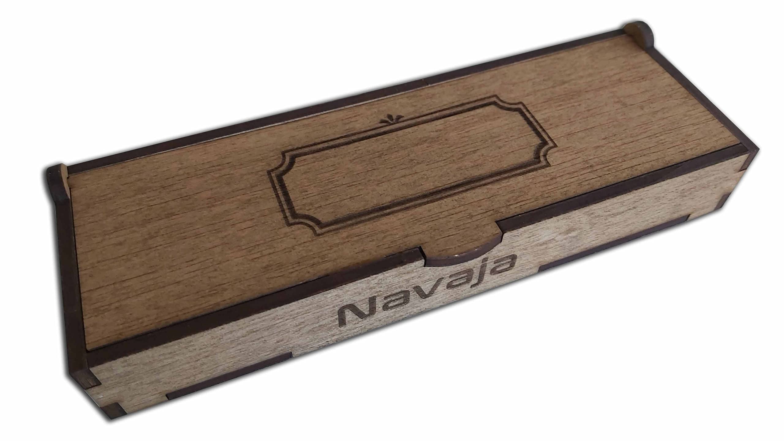 Genérico Navaja de Artesania 8.5 cm de hoja personalizado con tu nombre en cajita de madera. Virola cuadrada.