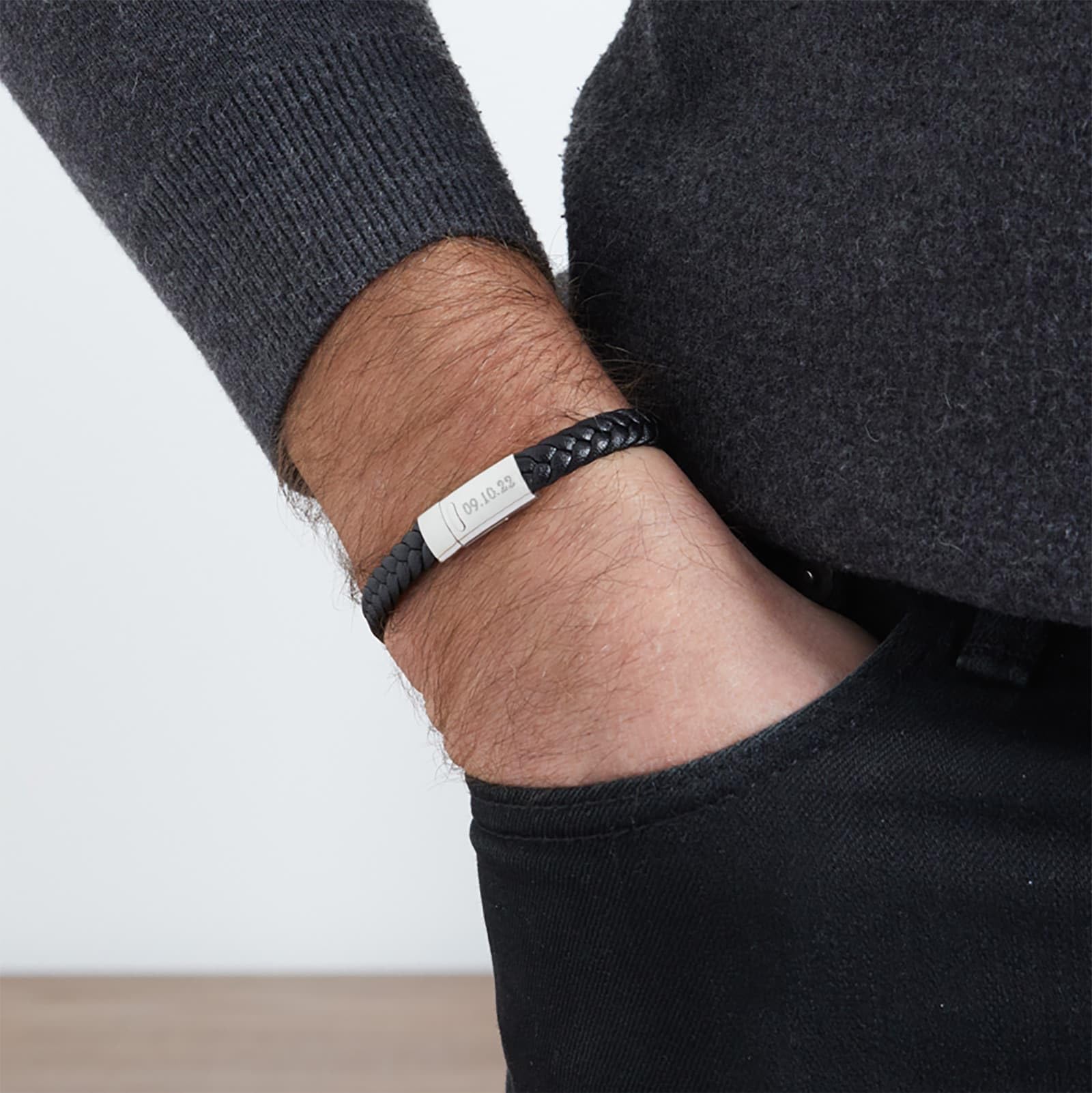 Bracelet homme personnalisé en cuir tressé noir avec boucle argentée - Idée cadeau homme - Noël - Saint Valentin - Anniversaires - Fête des Pères