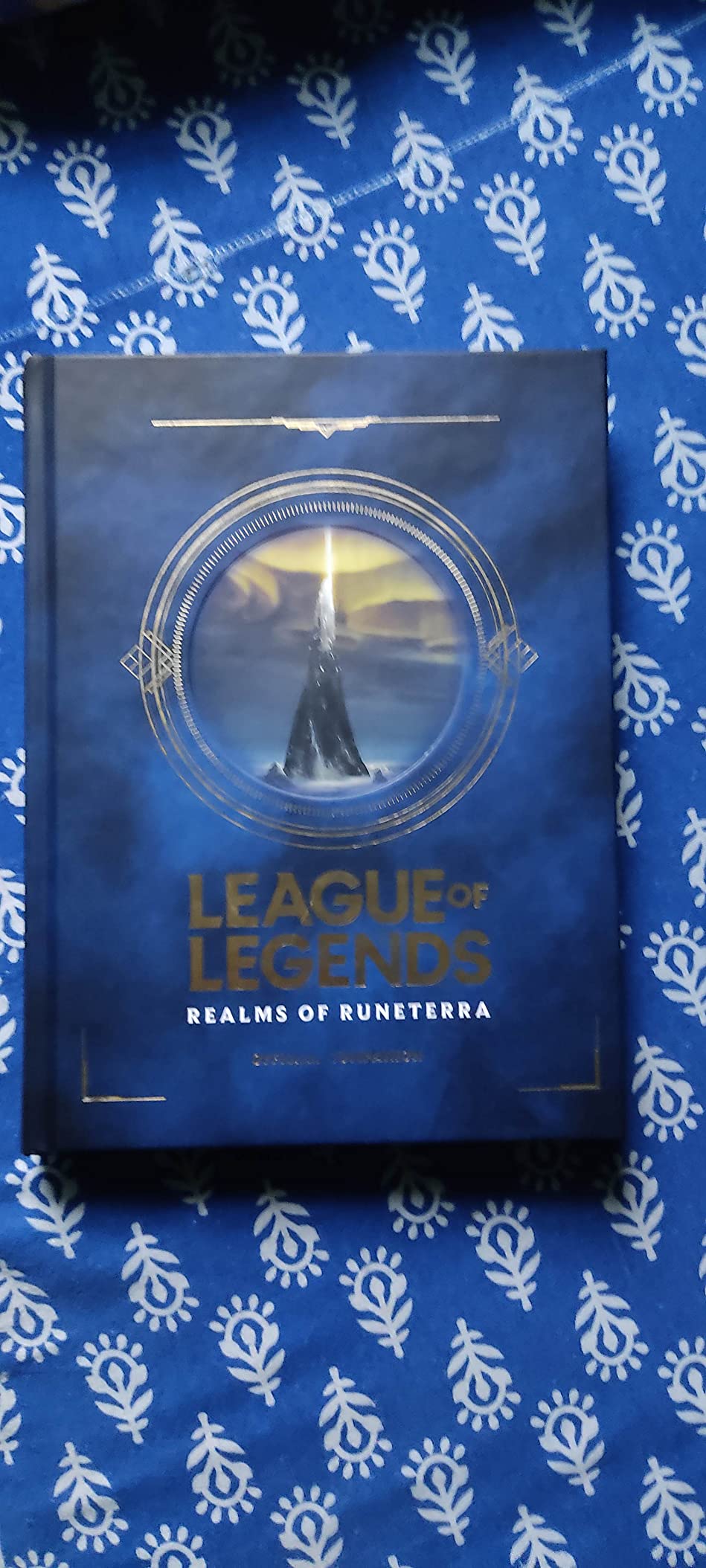 LEAGUE OF LEGENDS: REALMS OF RUNETERRA (OFFICIAL COMPANION) : Riot ...