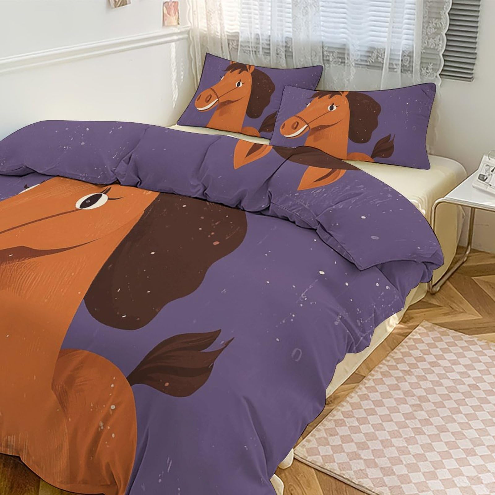 Couette grand lit cheval mignon pour une chambre d'hôtel chaleureuse