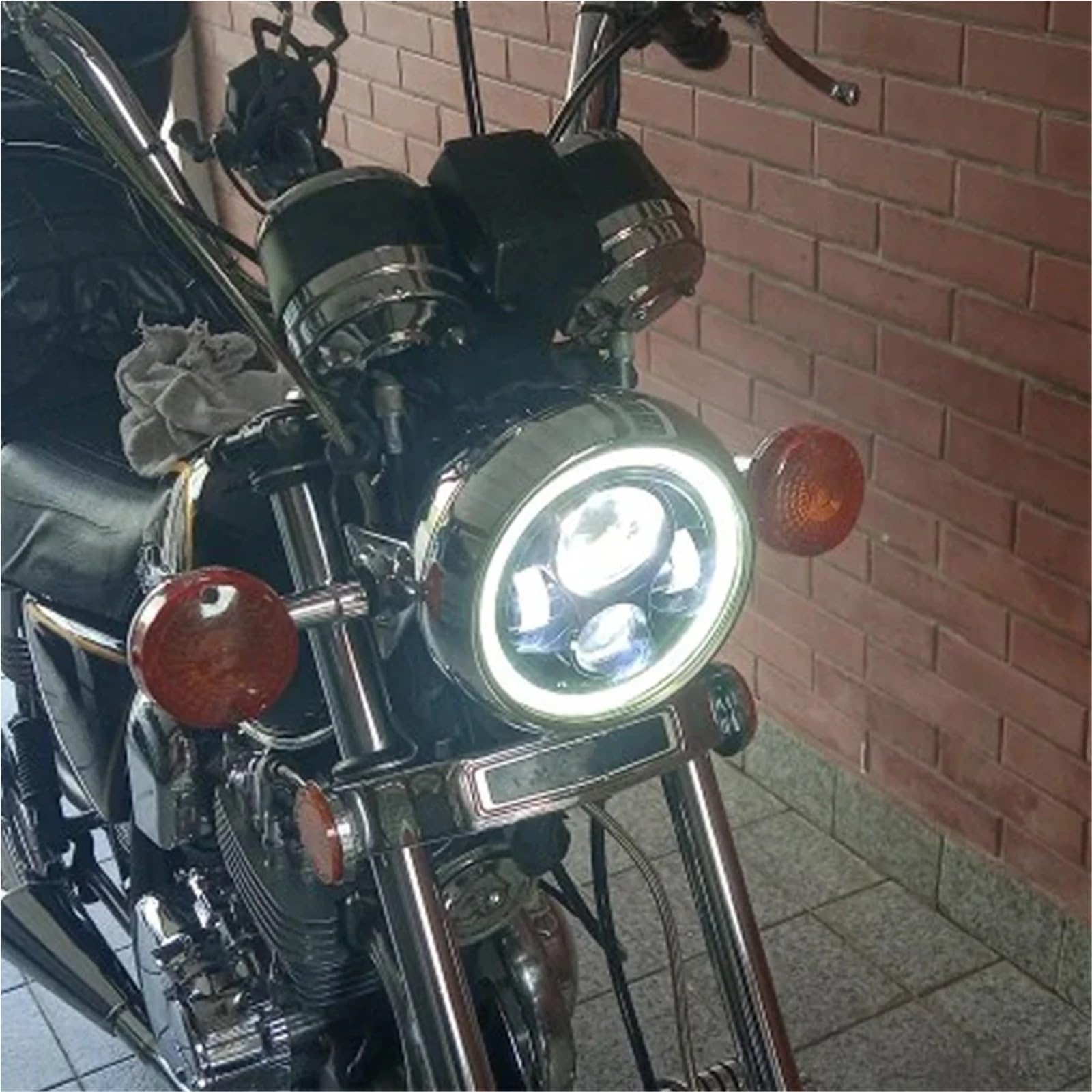 Anabbaglianti Faro anteriore rotondo universale da 7,5" adatto per Cafe Racer Bobber Honda Faro anteriore a LED da 7 pollici per motociclette Luci per motociclette(7.5 all set B)