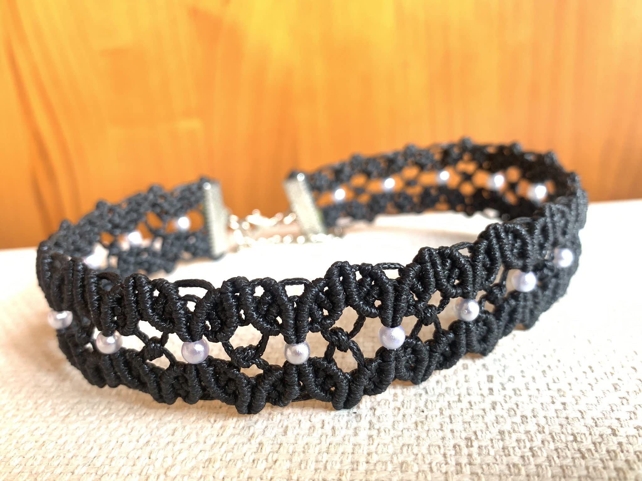 Gargantilla macramé, choker negra con perlitas hecha a mano con cadenita para ajustar