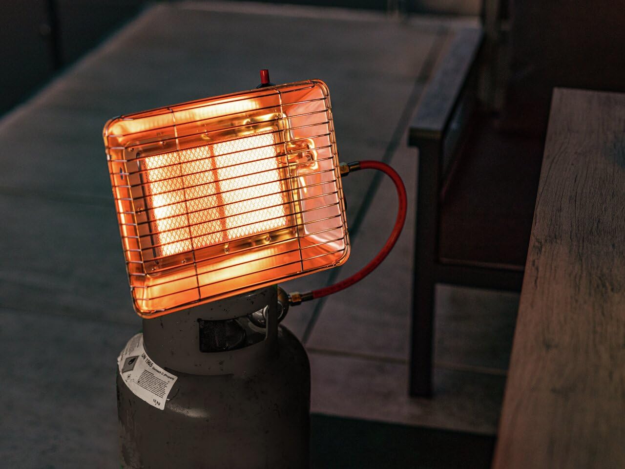 ROTHENBERGER Industrial gas heater with piezo ignition, 0.5 m propane hose and 37 mbar pressure regulator, tabletop gas heater, compatible only with French gas cylinders