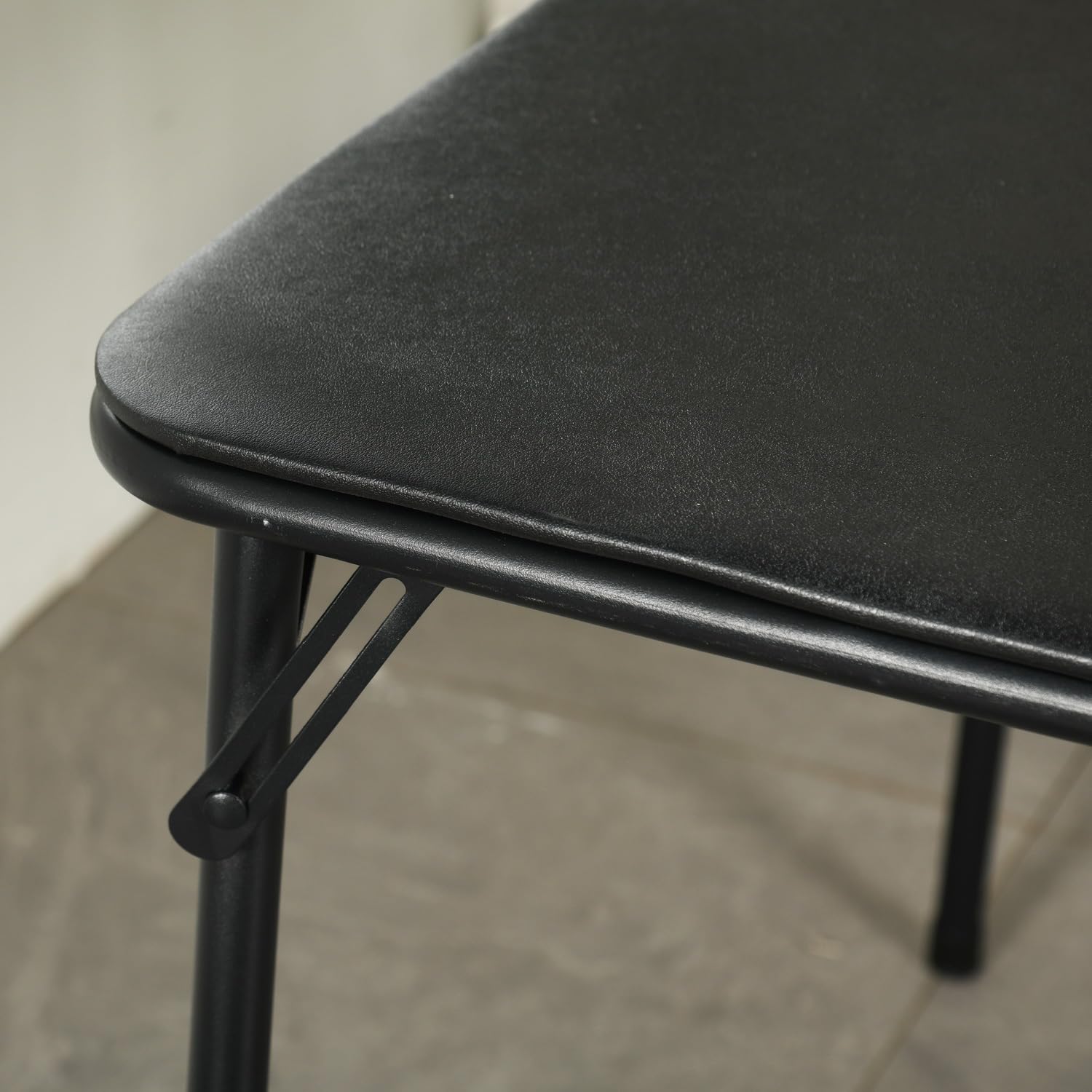 FurnitureR Tables Pliantes Square Noire, Structure Métallique Robuste et MDF Plateau Rembourré en Cuir Synthétique, Pliable et Portable pour Fête à Maison, Camping en Plein Air, Pique-Nique, 86 x 86cm
