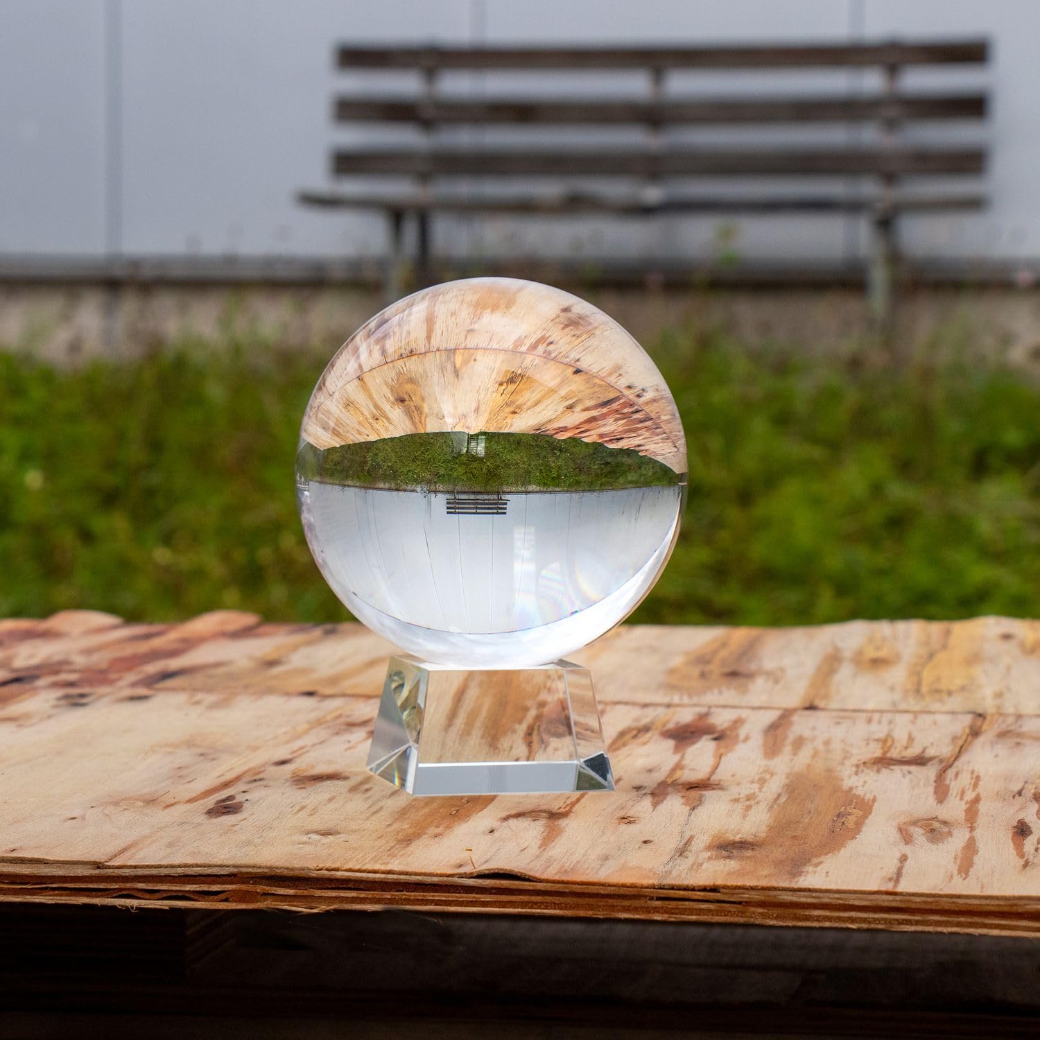Intirilife Glaskugel mit Ständer in KRISTALL KLAR 130 mm – Kristallkugel mit Glasständer perfekt geeignet für Fotografie, Meditation, Dekoration uvm. – Kristallball Glasball Fotokugel