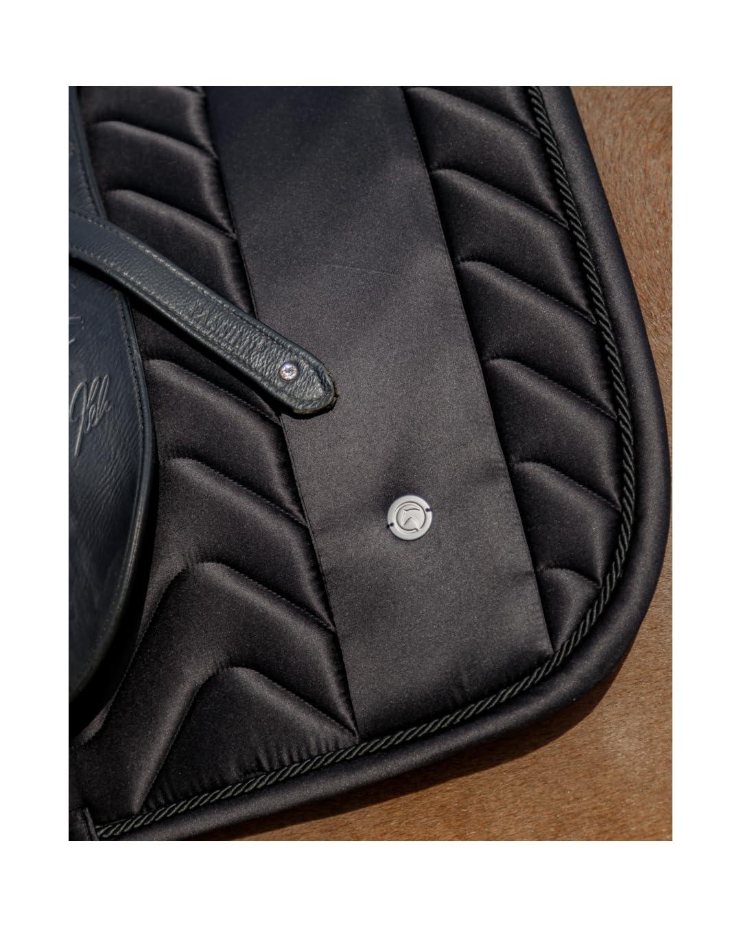 Equiva Dressurschabracke Alteris, atmungsaktive Schabracke mit Coolmax-Material, Stoßdämpfung, Polyfill und sicherem Sattelhalt