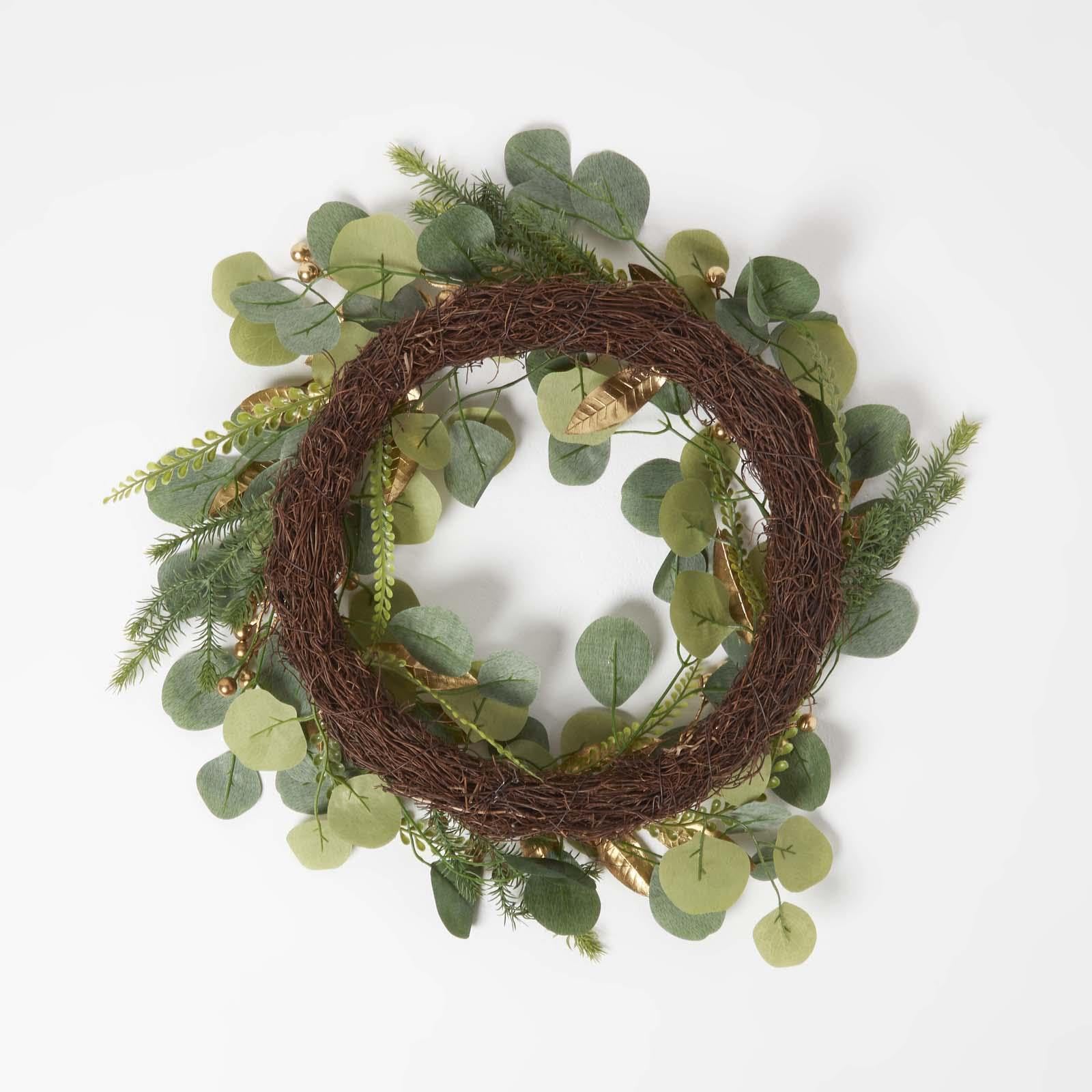 HOMESCAPES Eukalyptus-Kranz 56 cm grün, künstlicher Türkranz mit goldenen Beeren und Blättern, eleganter Tischkranz