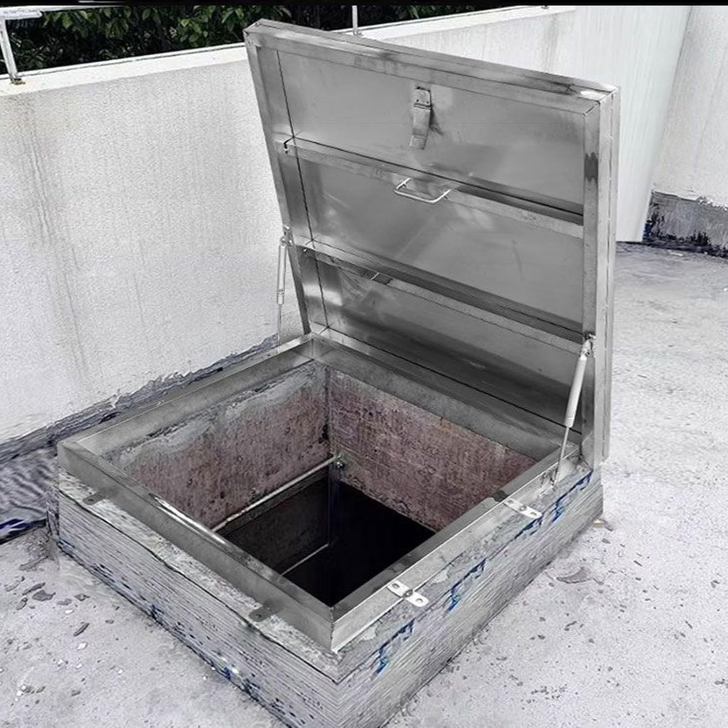 Metal Roof Access Hatch, Heavy Duty Stainless Steel Emergency Roof Access Gate, for Residential Buildings, Commercial Buildings, Industrial Plants(60 * 60cm/23.6 * 23.6in)