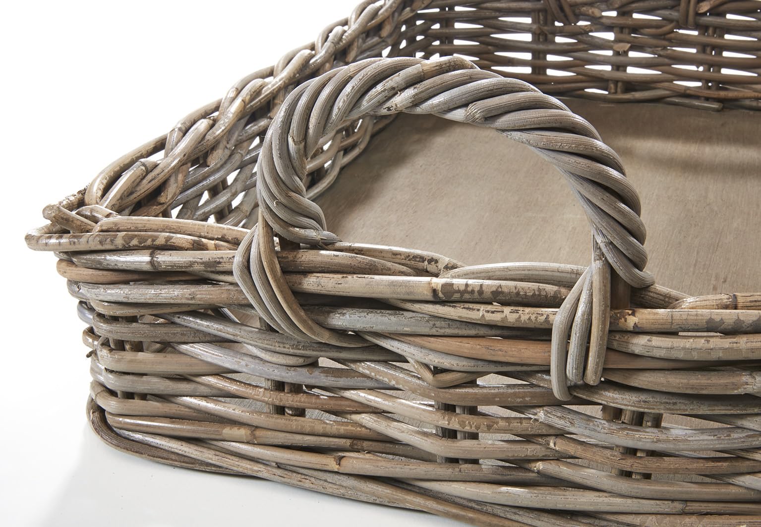 Kobolo Serviertablett aus Rattan | 56x38x12 cm | grau | eckig mit Holzboden & Griffen | handgeflochtenes Tablett im Landhausstil | Robustes Dekotablett für Küche, Wohnzimmer, Couchtisch oder Terrasse