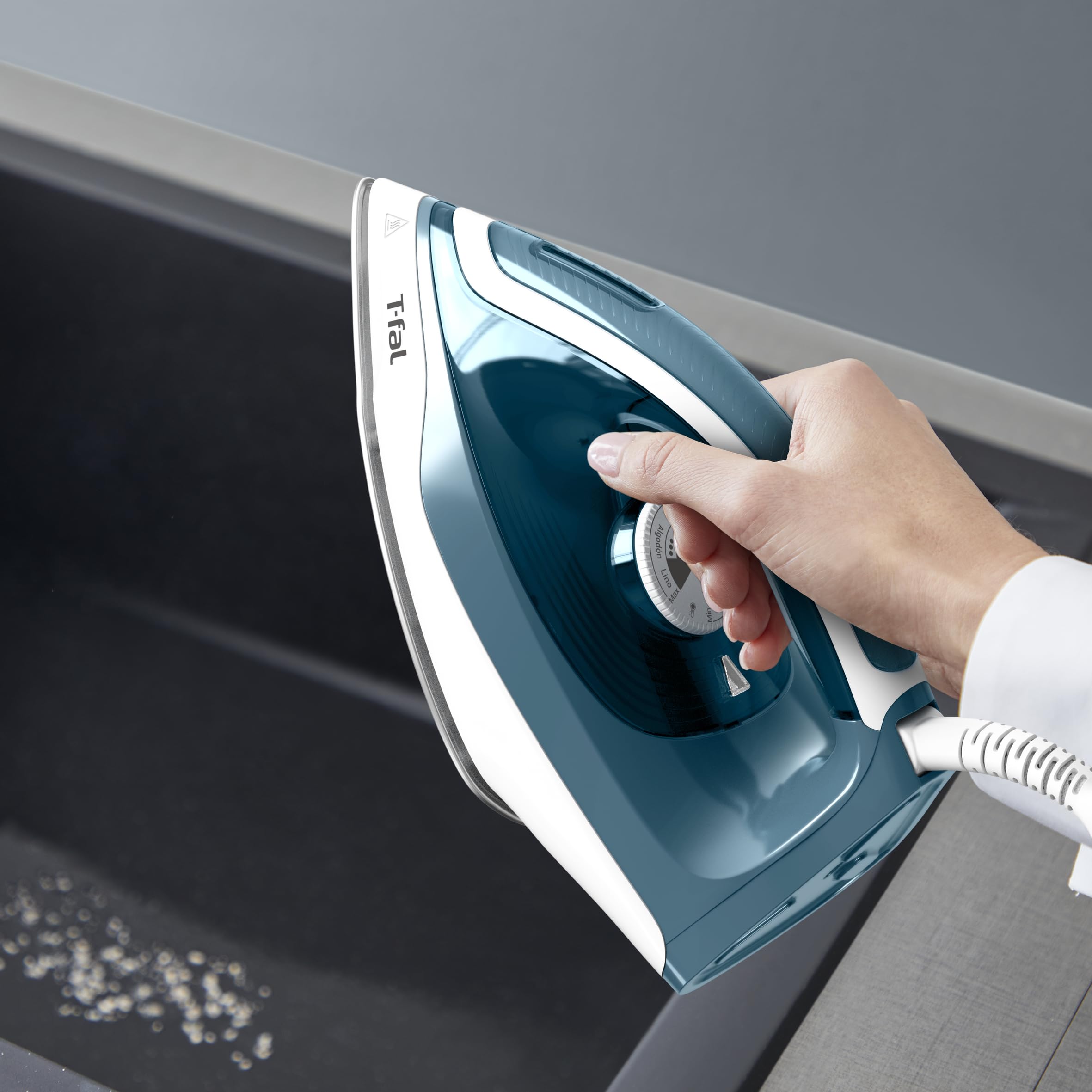 Tefal Express Essential Ferro da Stiro a Vapore, Generatore di Vapore 5,2 bar pump, 120 g/min. di vapore continuo, 280 g/min. di colpo vapore, serbatoio dell'acqua da 1,7 L,SV6115