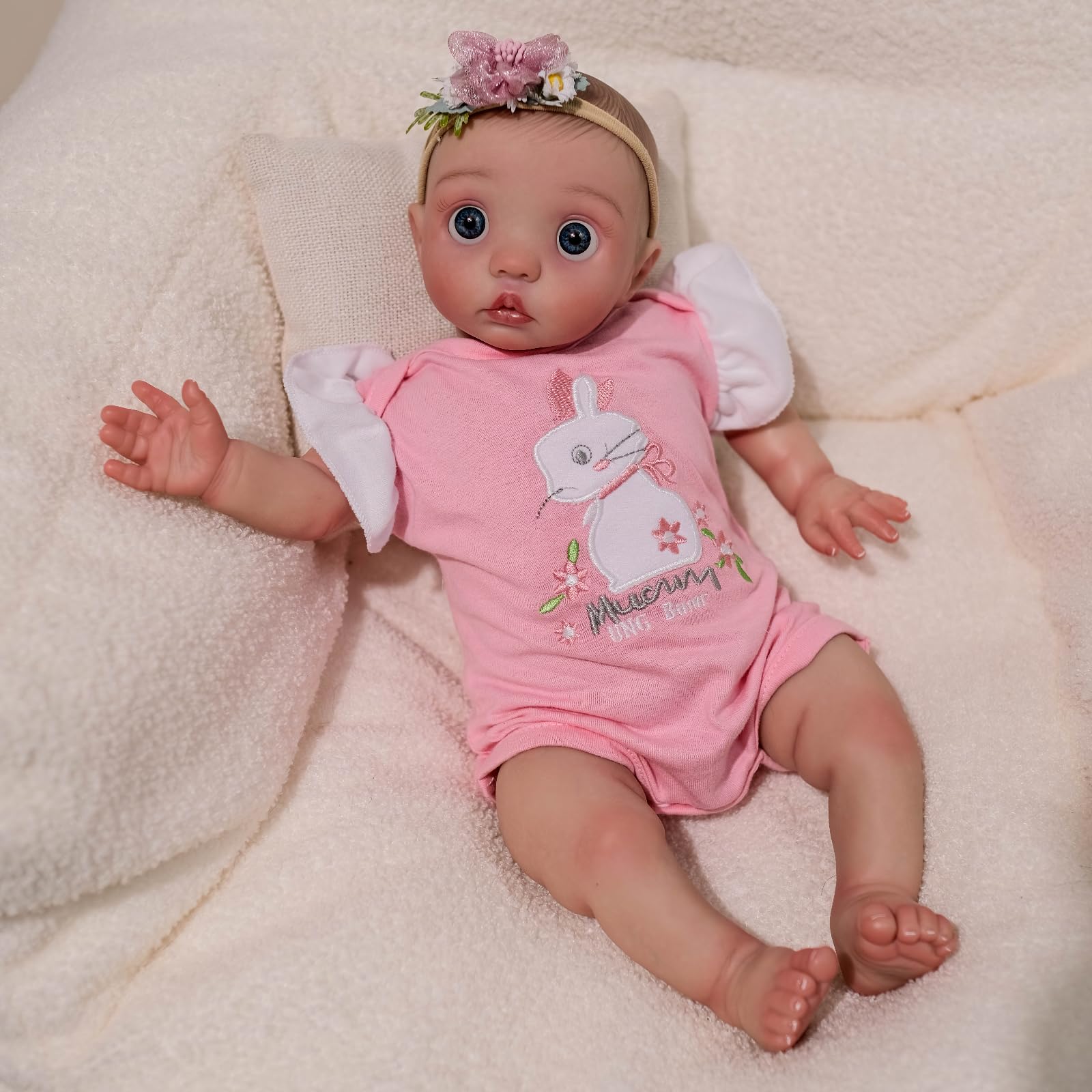 MineeQu Bambole Reborn - Bambola Realistica 16 Pollici, Prematuro Ricomposto, Capelli Pitturati a Mano, Occhi Blu, Onesie con Coniglio, Festaio Fiorito, Set Regalo
