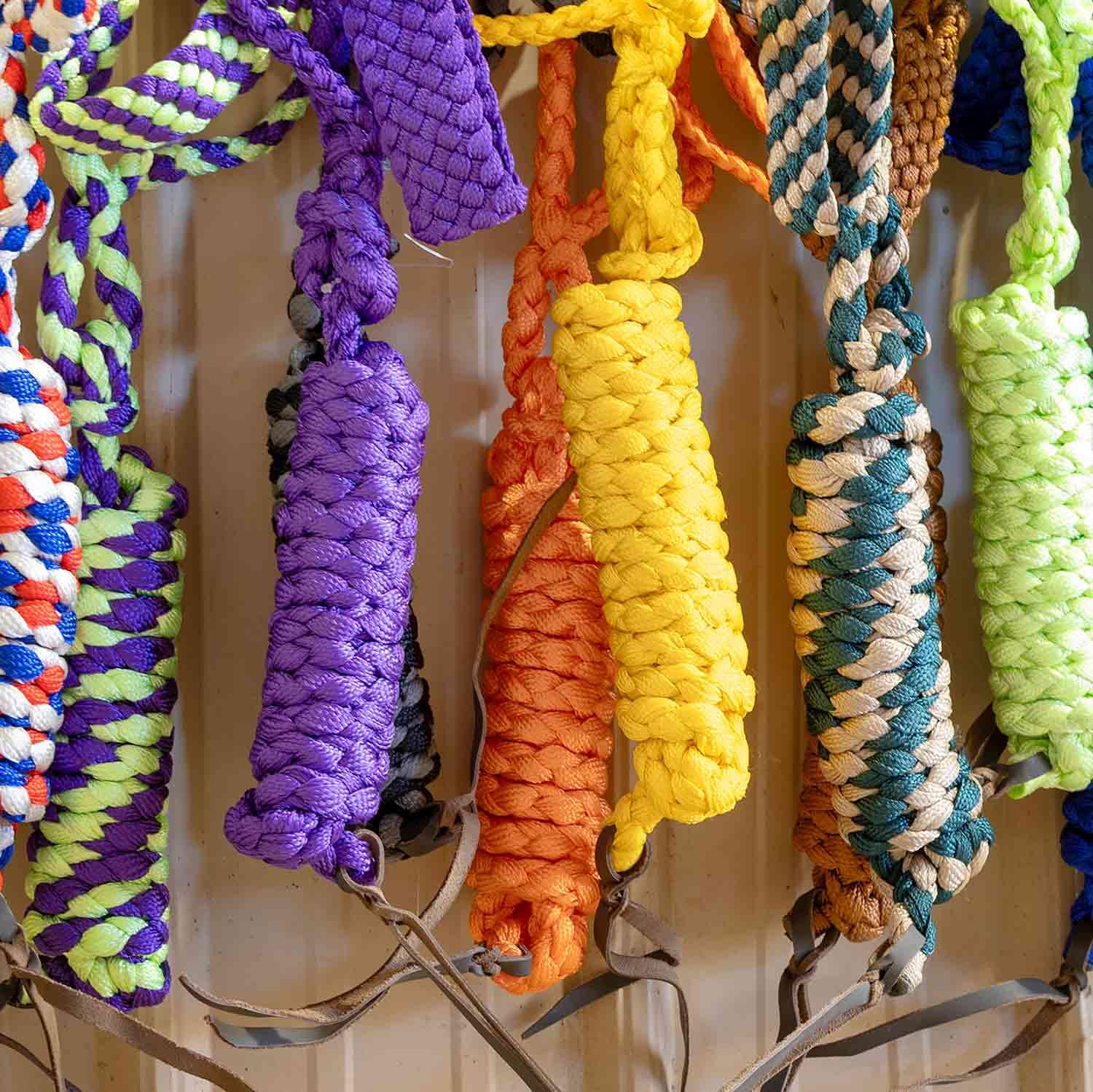 Jeffers Equine Geflochtenes Maultierband-Halfter mit 3 m abnehmbarem Führstrick-Set für Pferde, 14 bis 18 Hände – stilvolles Design mit verstellbarem Umfragegurt, einfach zu bedienende