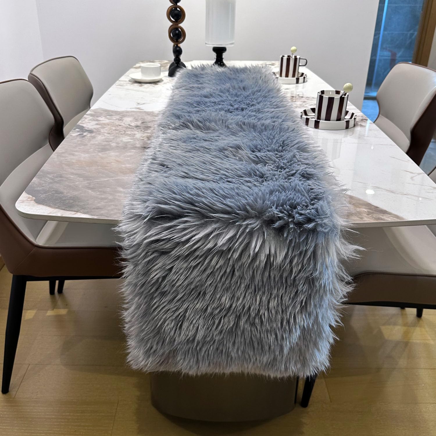 Chemin de table en fausse fourrure - Gris - Décoration de Noël et d'hiver - Chemin de table doux pour table à manger, commode, table basse, décoration de mariage et de fête de vacances (30 x 90 cm)