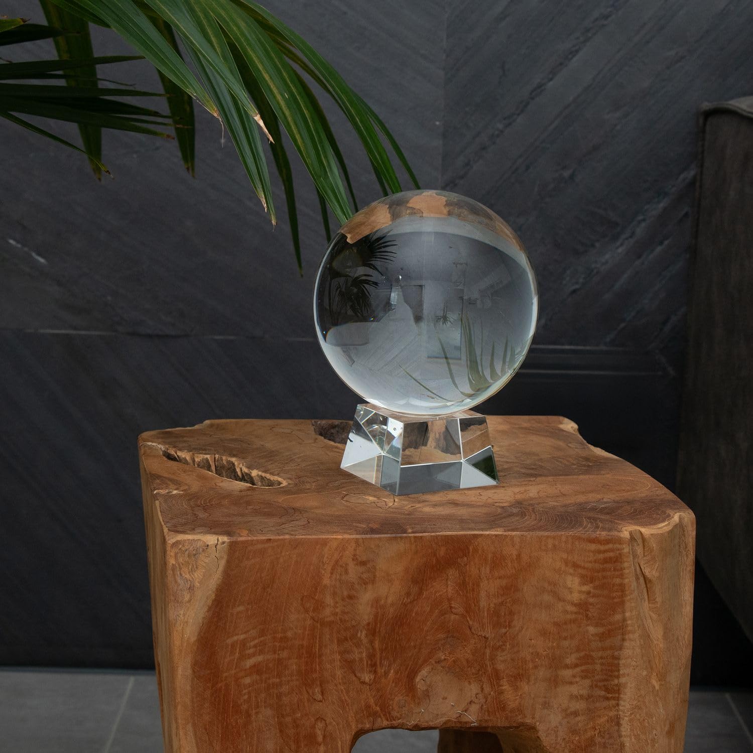 Intirilife Glaskugel mit Ständer in KRISTALL KLAR 130 mm – Kristallkugel mit Glasständer perfekt geeignet für Fotografie, Meditation, Dekoration uvm. – Kristallball Glasball Fotokugel