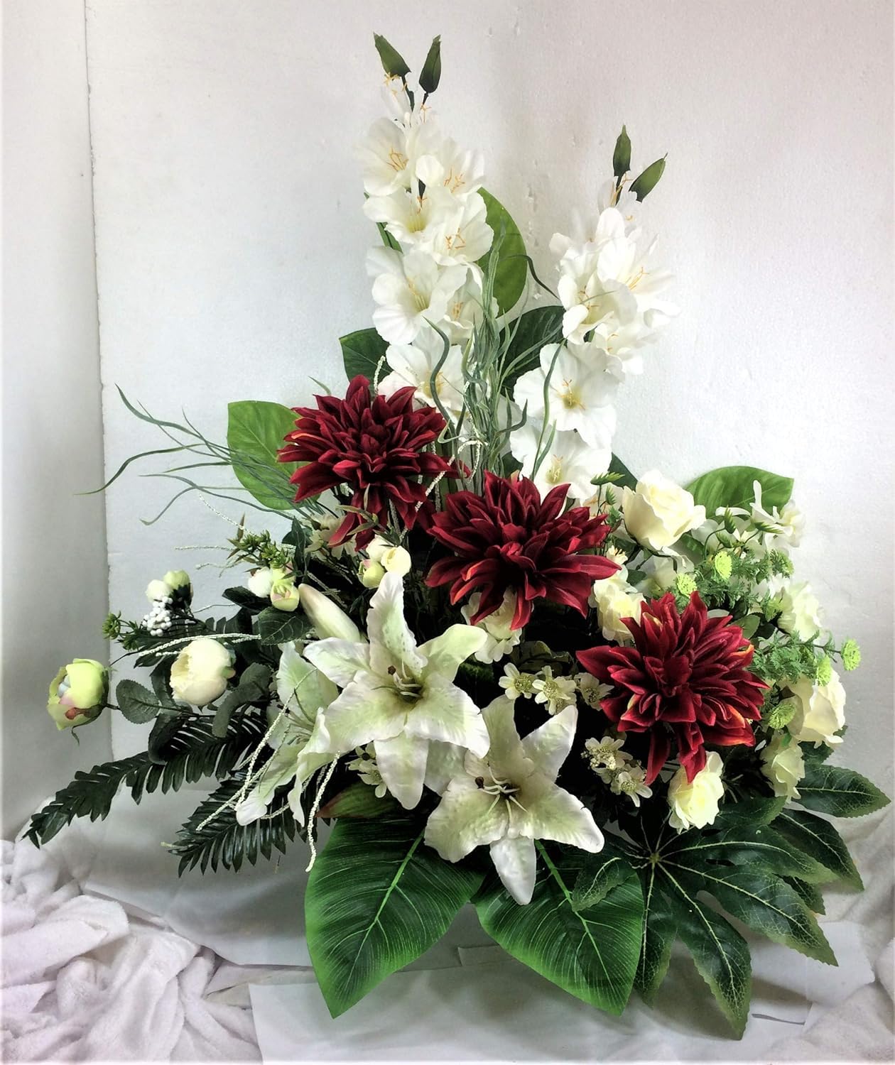 LBA Centro de Flores Artificiales para Cementerio. También para Iglesias. Especial Día de Todos los Santos. Medidas: 80x70x45 cms. Aprox.