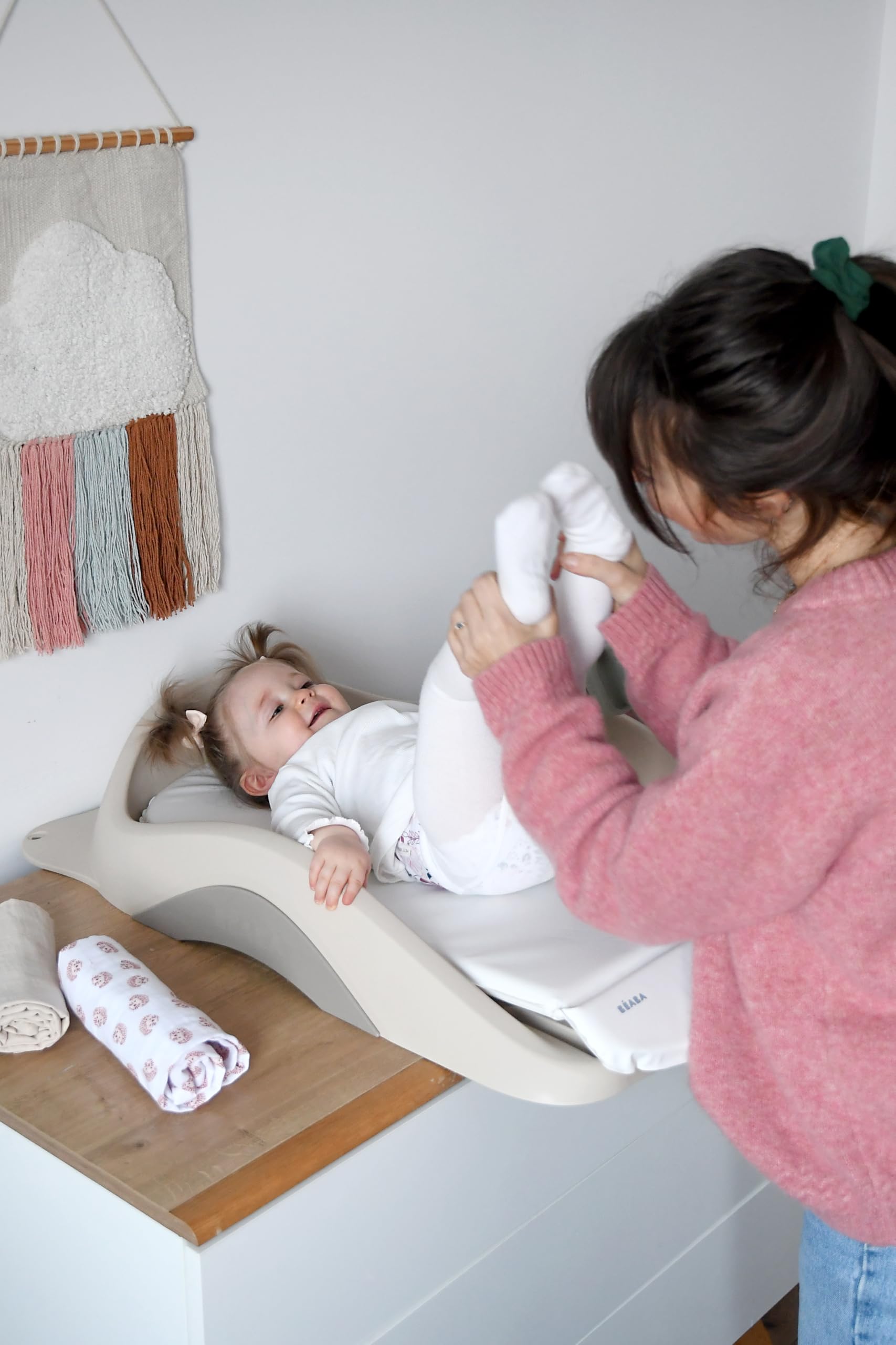 BÉABA, Plan à langer Bébé, Léger, Compact, Fixation Réglable Multi Usage, Tablettes, Bord haut, Ventouse, Matelas Lavable, Camélé’O, Made in France, Argile