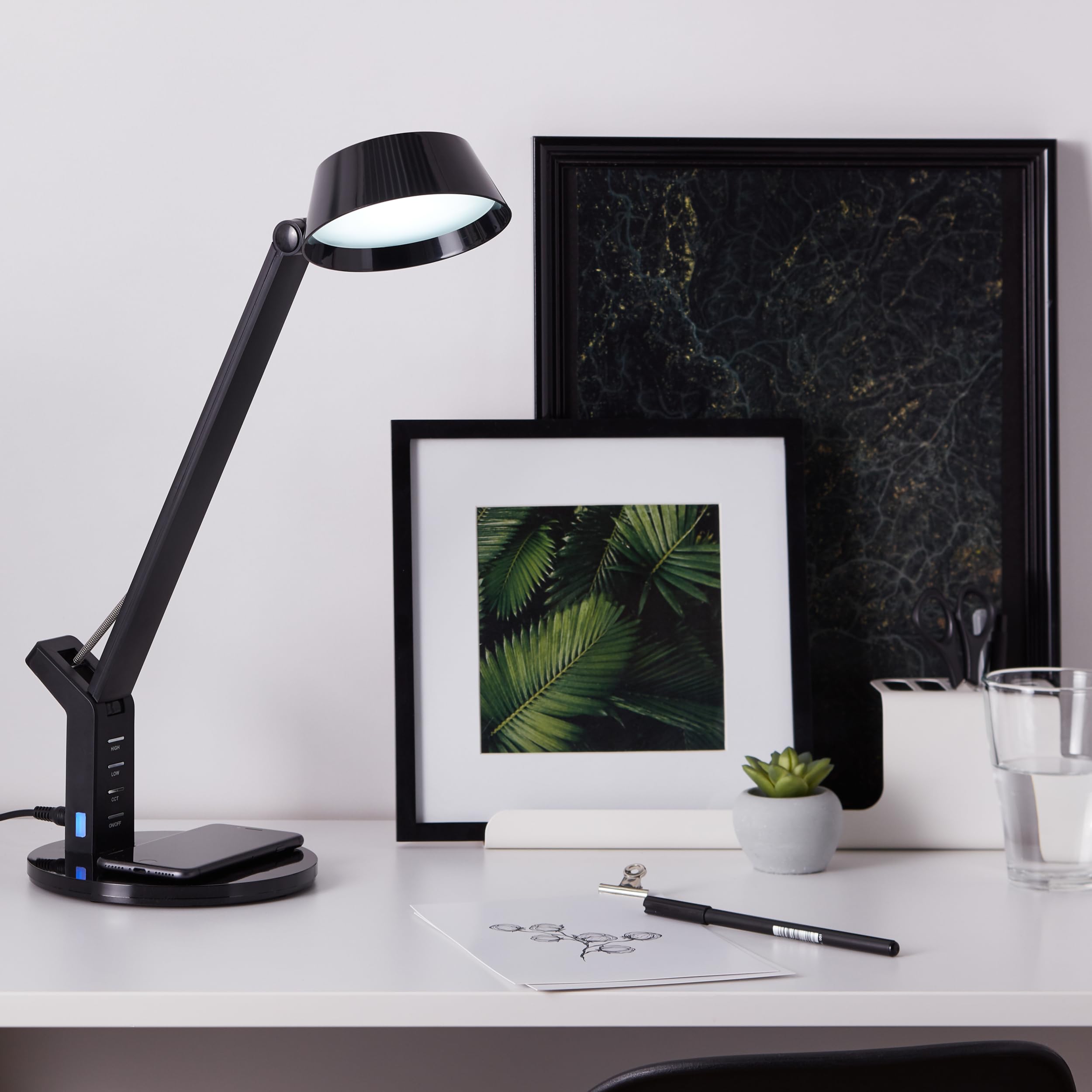 Lightbox dimmbare LED Schreibtischlampe mit Induktionsladeschale - schwarze Tischleuchte mit schwenkbarem Kopf & Gelenk & Touchdimmer - 710 lm, 8 W, 3000-6500 K - aus Kunststoff