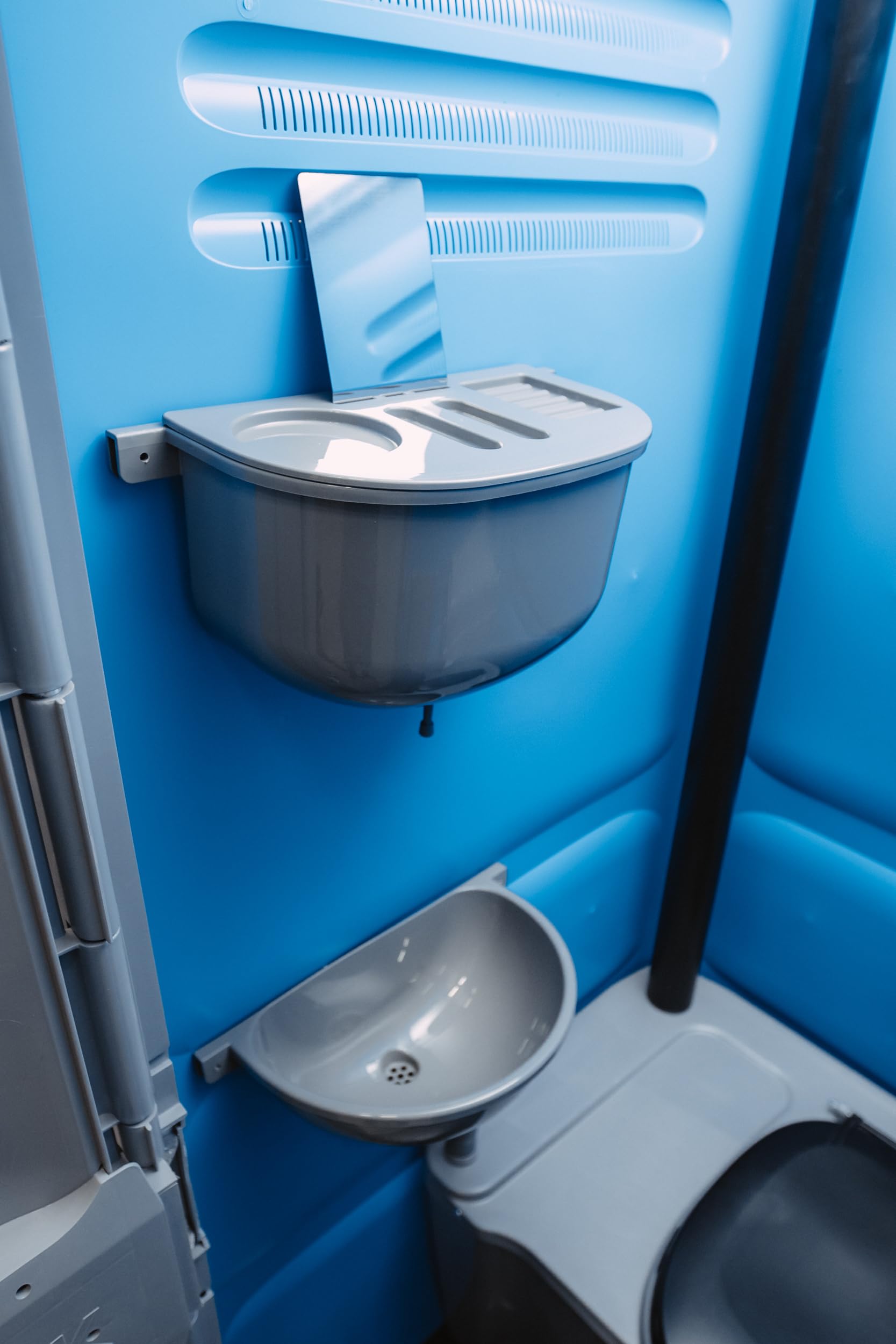 Wasserbehälter 10 l mit Deckel als Ablagefunktion und gratis Spiegel für Handwaschbecken Toilette Camping Keller Garten Baustellen WC, Made in Europe