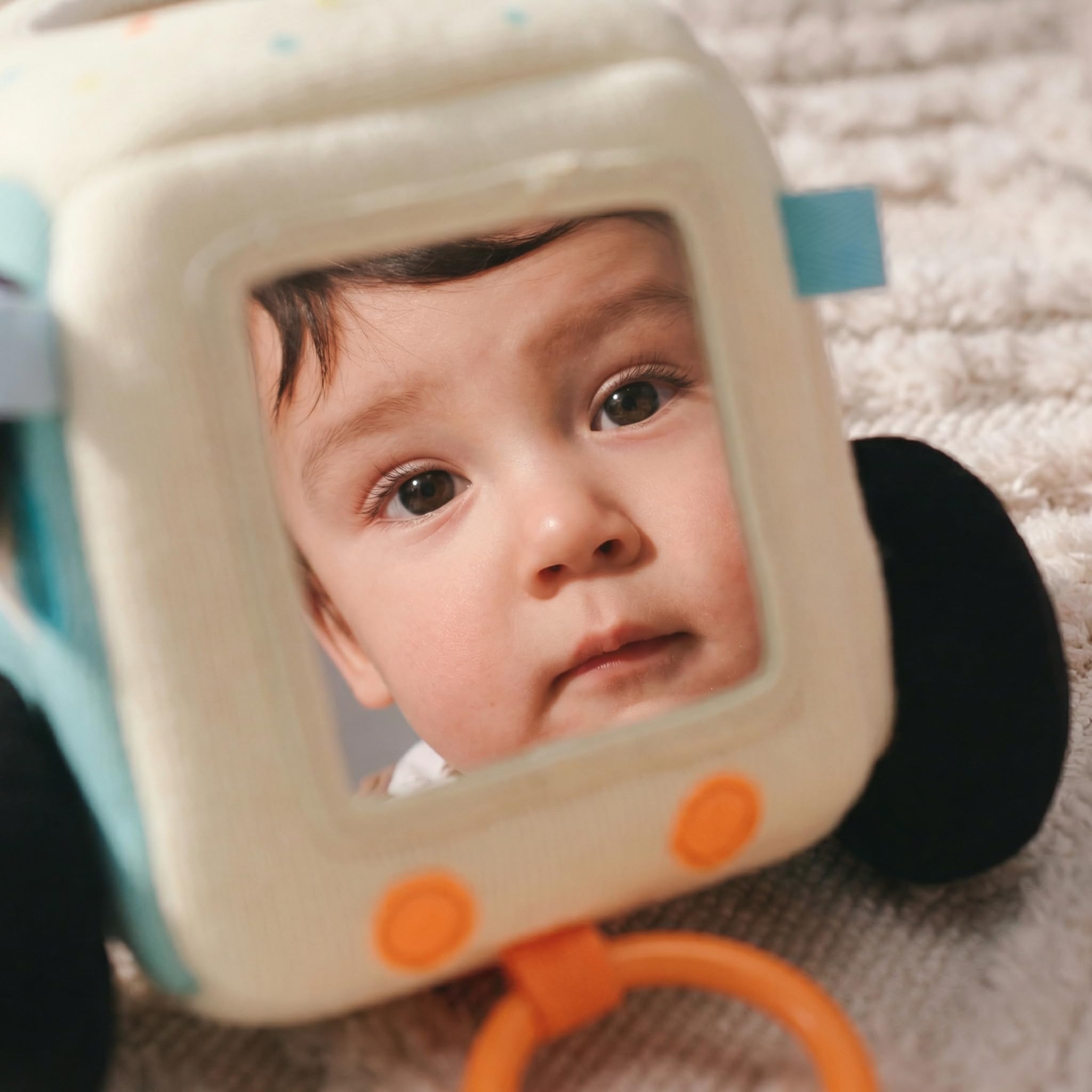 Hape Sensory Scoop Ice Cream Truck – pluszowa zabawka dla niemowląt 6 w 1, z miękkim lustrem, grzechotka, marszczone tekstury i dopasowanie kolorów, eksploracja sensoryczna i rozwój umiejętności