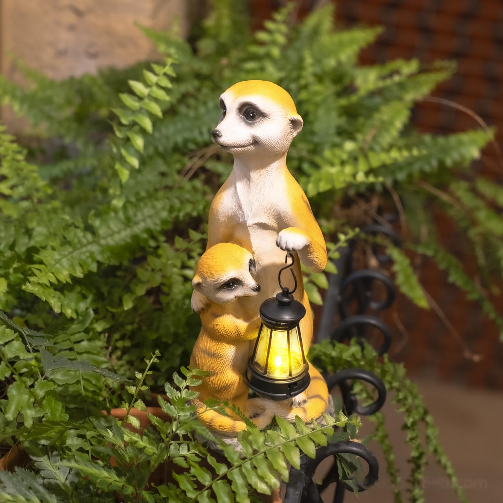 Solar Erdmännchen Gartenfigur mit Solarlaterne, Kunstharz, Stil 1 | Solarbetriebene Laterne leuchtet automatisch bei Dunkelheit, wetterfeste Harzfigur für Garten, Terrasse und Fensterbank
