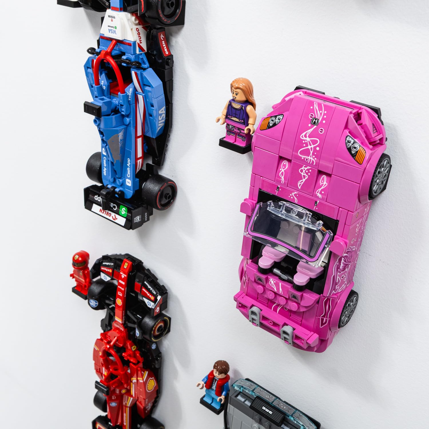 Lot de 10 crochets muraux compatibles avec les voitures Lego Speed Champions avec supports de présentation pour conducteur – Fabriqué au Royaume-Uni, matériel inclus – Ensembles non inclus