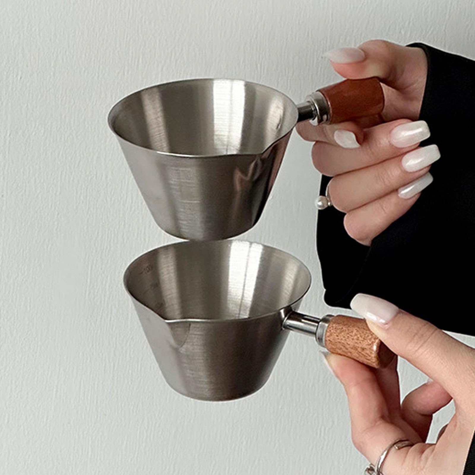 2 Stück Espresso Messbecher, mit Holzgriff und Abgestufter Skala (Silver) | 100 Ml Messbecher Kaffee Edelstahl, Mit v-Förmigem Ausguss Genaue Flüssigkeitsportionskontrolle Kaffee, Desserts, Cocktails